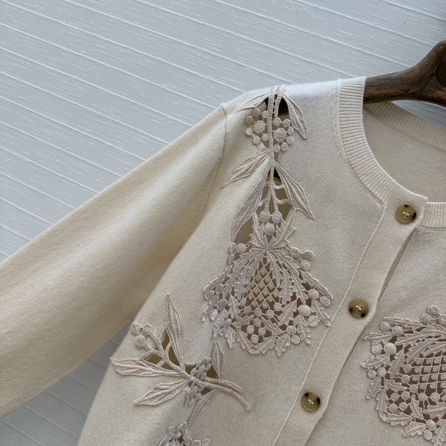 独家首发❤️高端品质，Loro Piana高智感穿搭气质蓟花刺绣羊绒针织开衫，定位缕空刺绣精致花卉工艺 