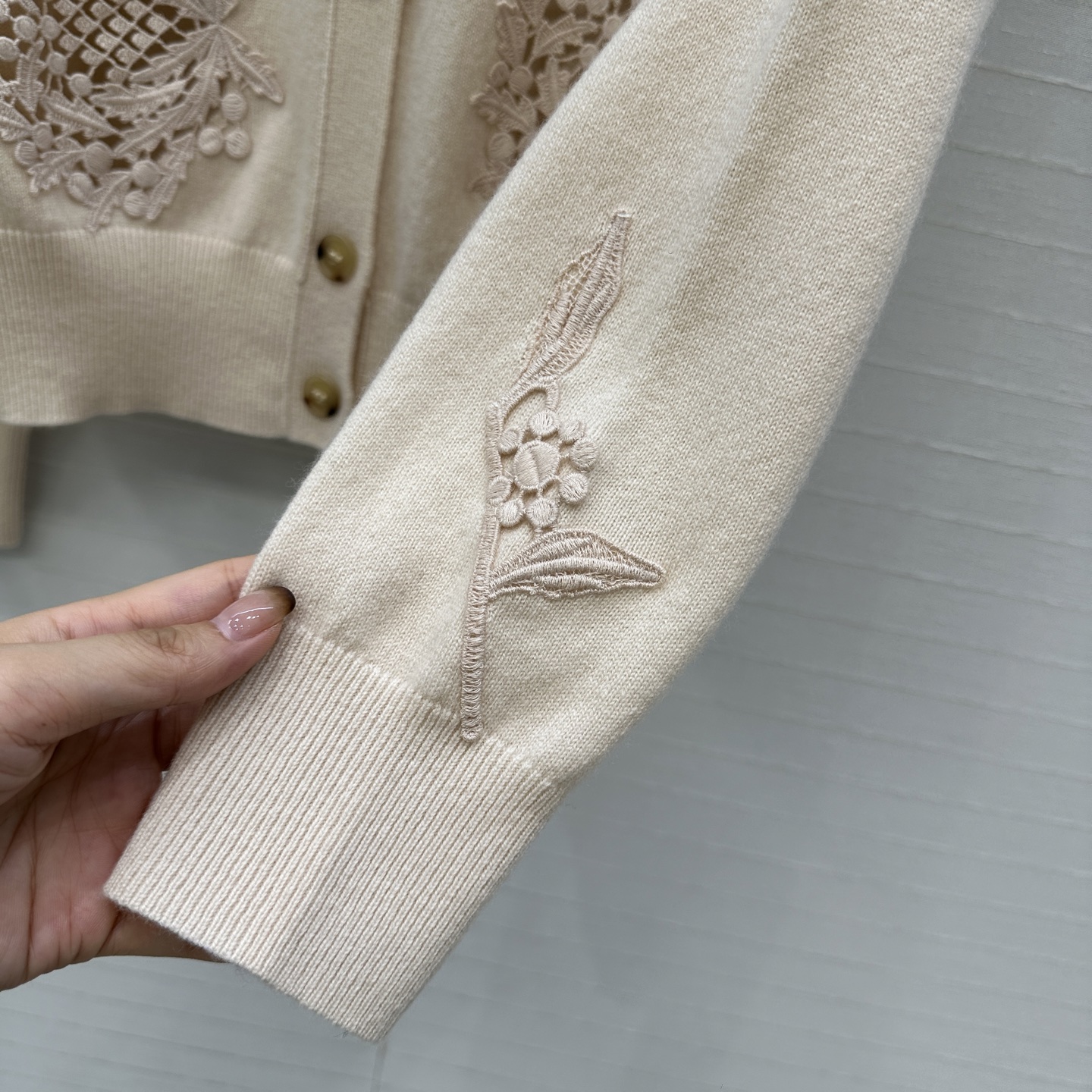 独家首发❤️高端品质，Loro Piana高智感穿搭气质蓟花刺绣羊绒针织开衫，定位缕空刺绣精致花卉工艺 