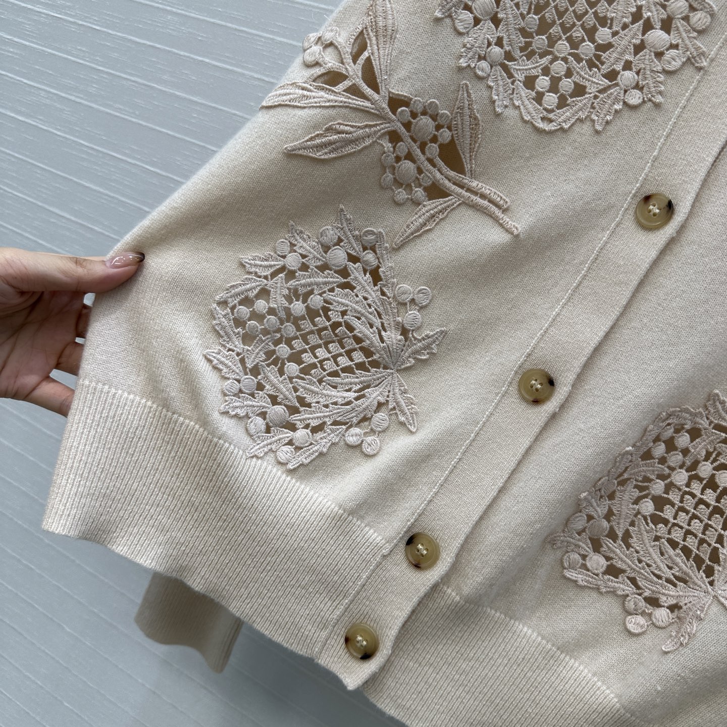 独家首发❤️高端品质，Loro Piana高智感穿搭气质蓟花刺绣羊绒针织开衫，定位缕空刺绣精致花卉工艺 