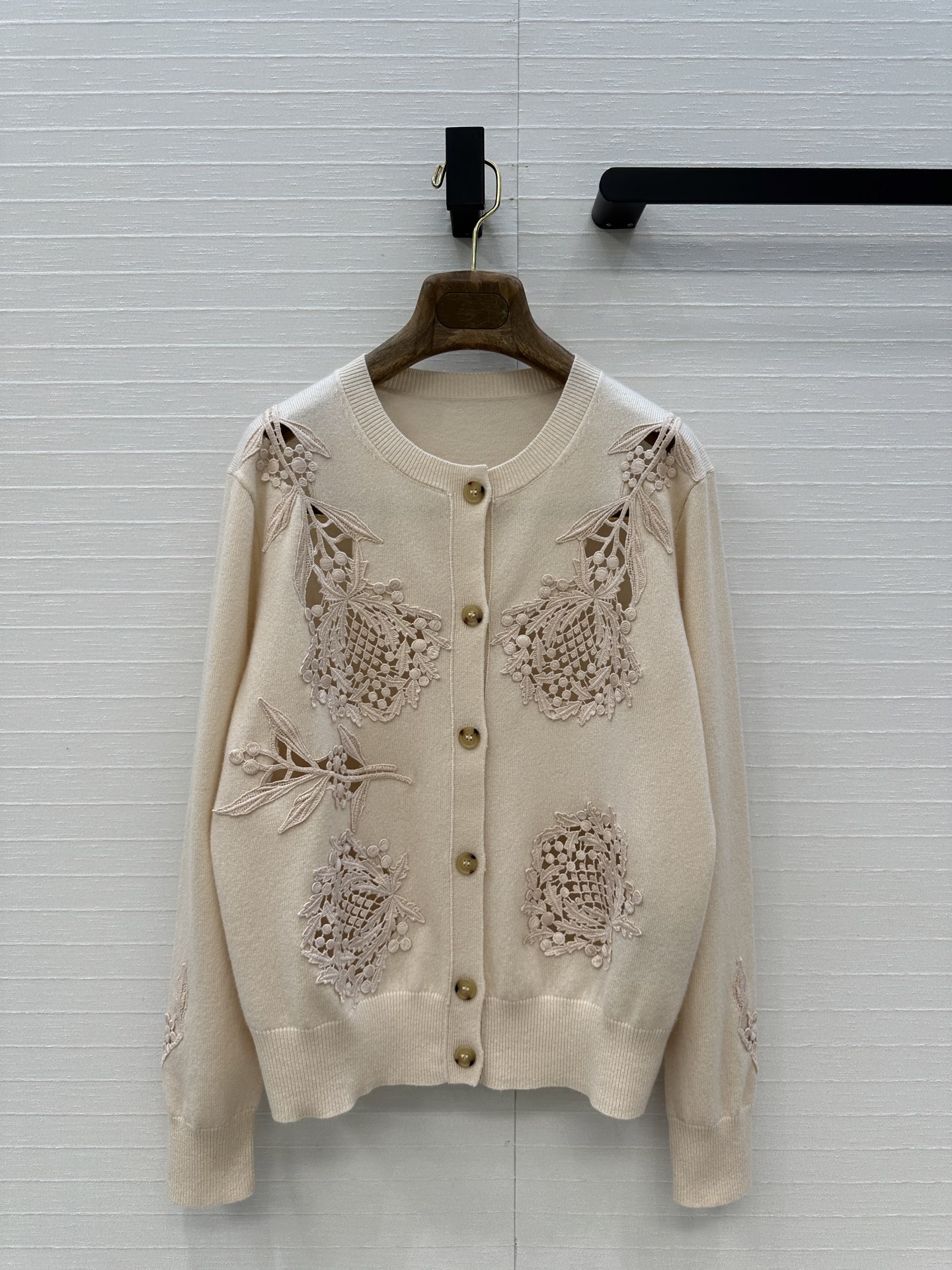 独家首发❤️高端品质，Loro Piana高智感穿搭气质蓟花刺绣羊绒针织开衫，定位缕空刺绣精致花卉工艺 