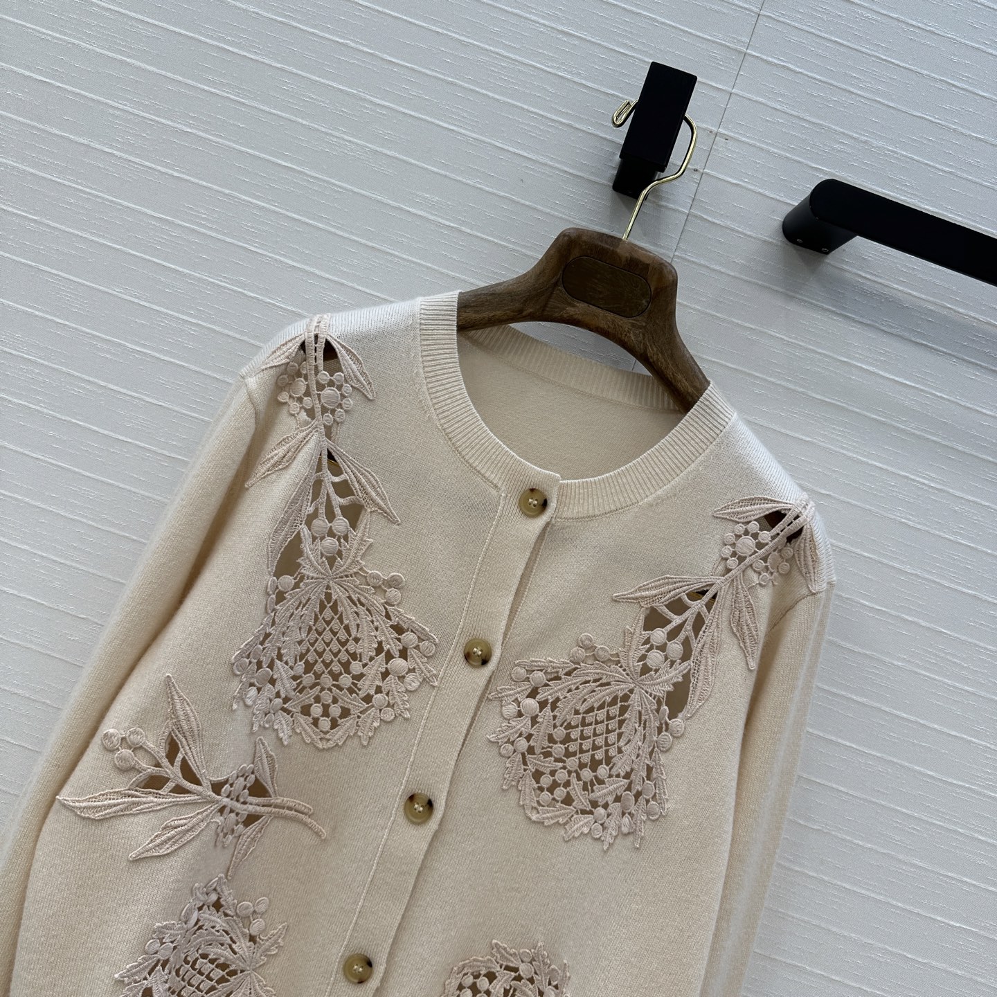 独家首发❤️高端品质，Loro Piana高智感穿搭气质蓟花刺绣羊绒针织开衫，定位缕空刺绣精致花卉工艺 