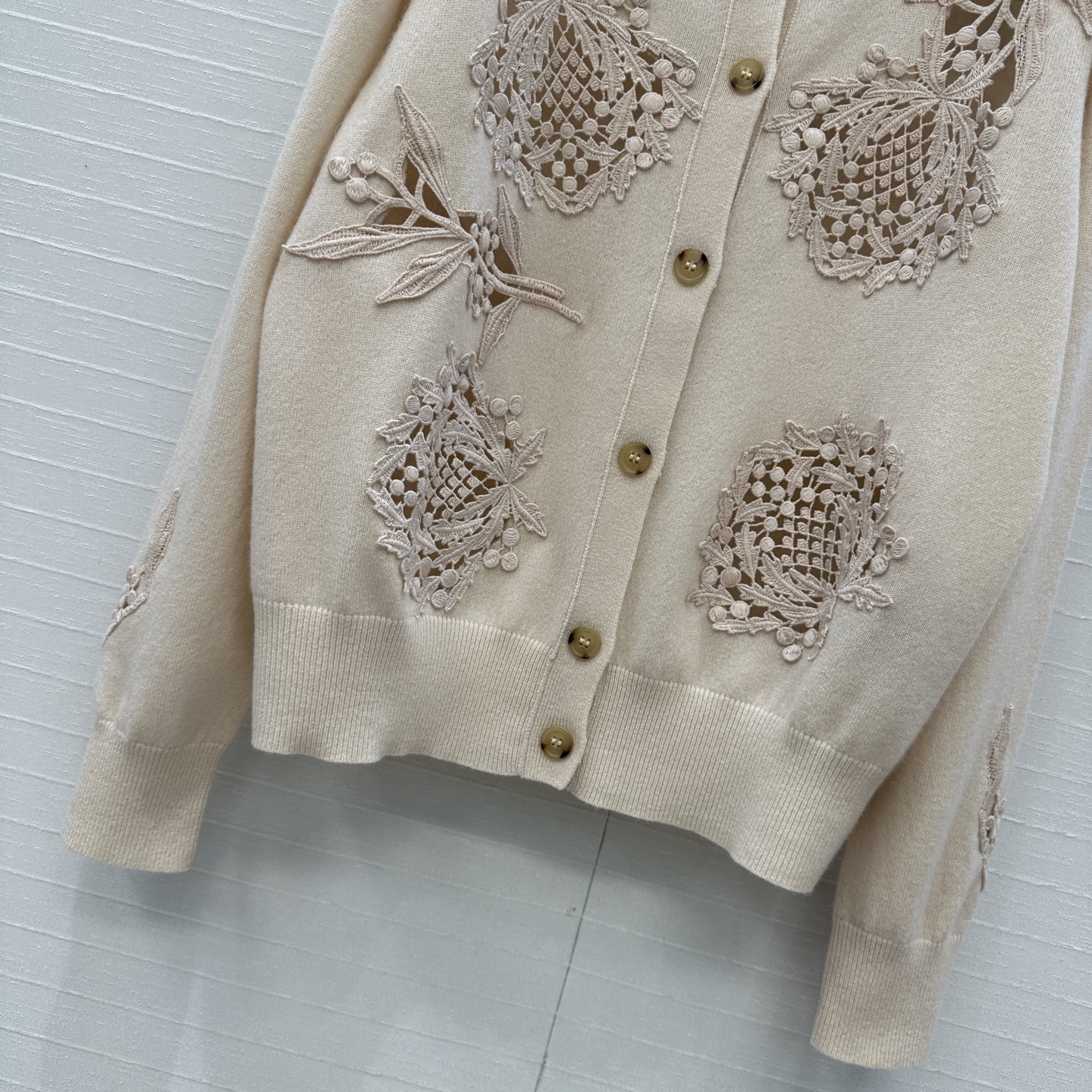 独家首发❤️高端品质，Loro Piana高智感穿搭气质蓟花刺绣羊绒针织开衫，定位缕空刺绣精致花卉工艺 