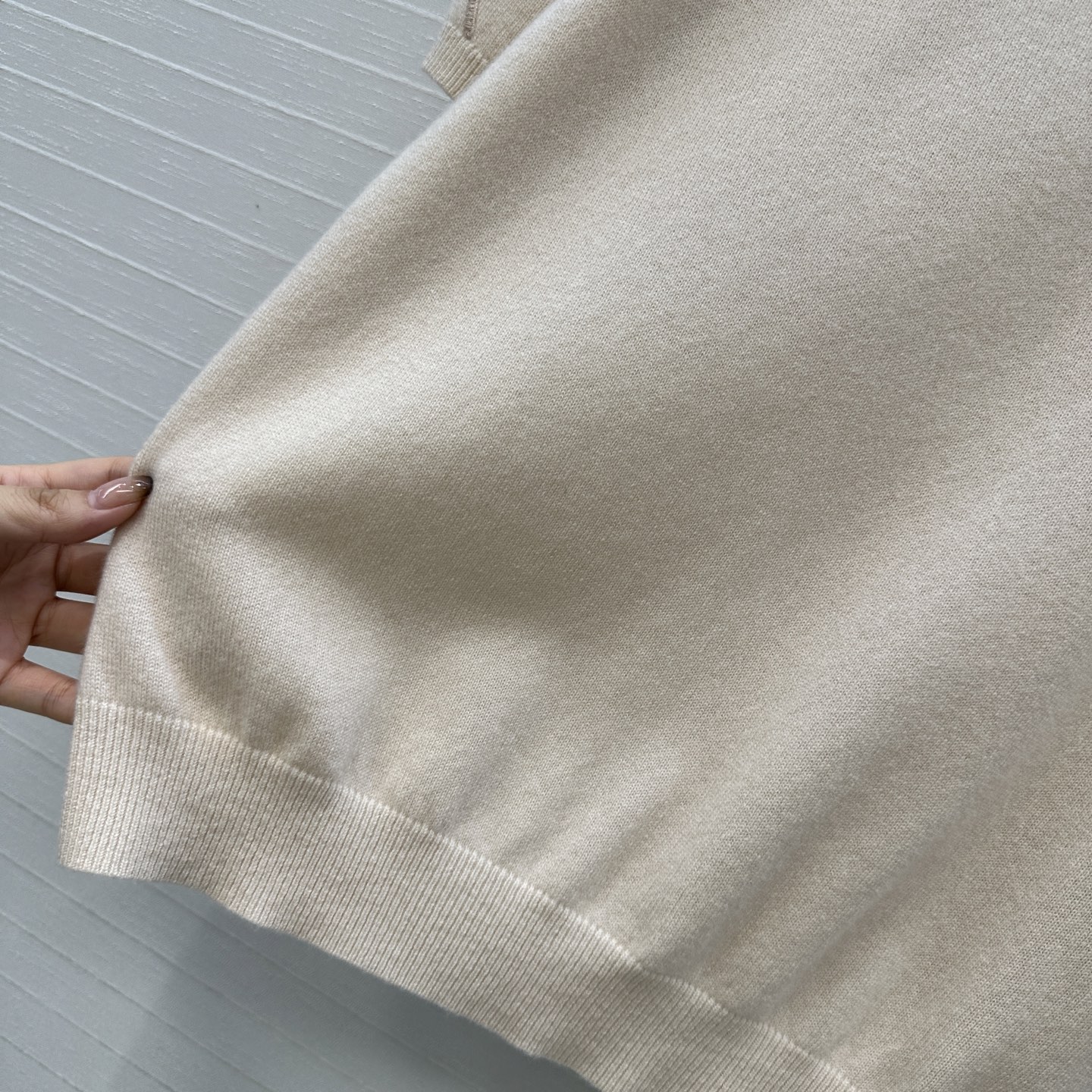 独家首发❤️高端品质，Loro Piana高智感穿搭气质蓟花刺绣短袖羊绒针织衫，定位缕空刺绣精致花卉工艺