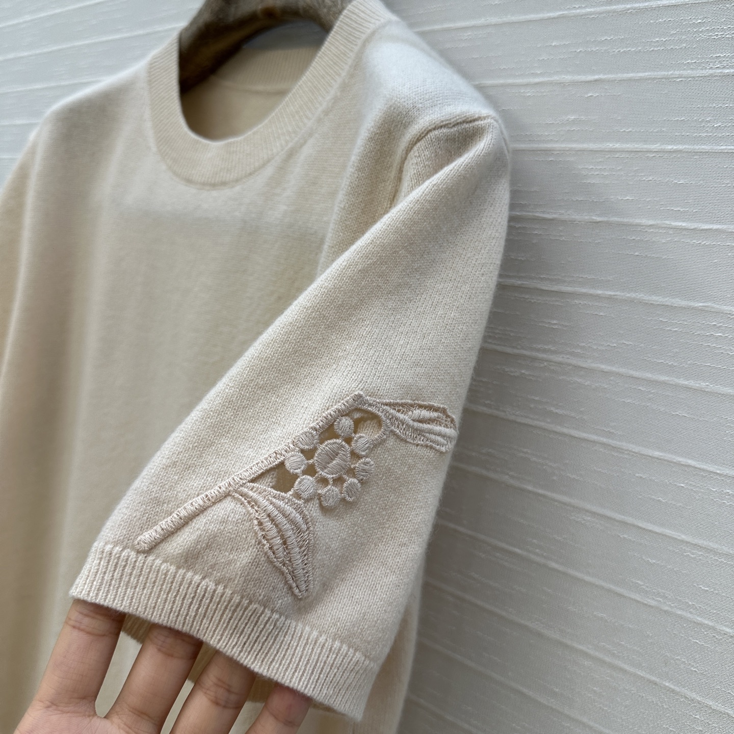 独家首发❤️高端品质，Loro Piana高智感穿搭气质蓟花刺绣短袖羊绒针织衫，定位缕空刺绣精致花卉工艺
