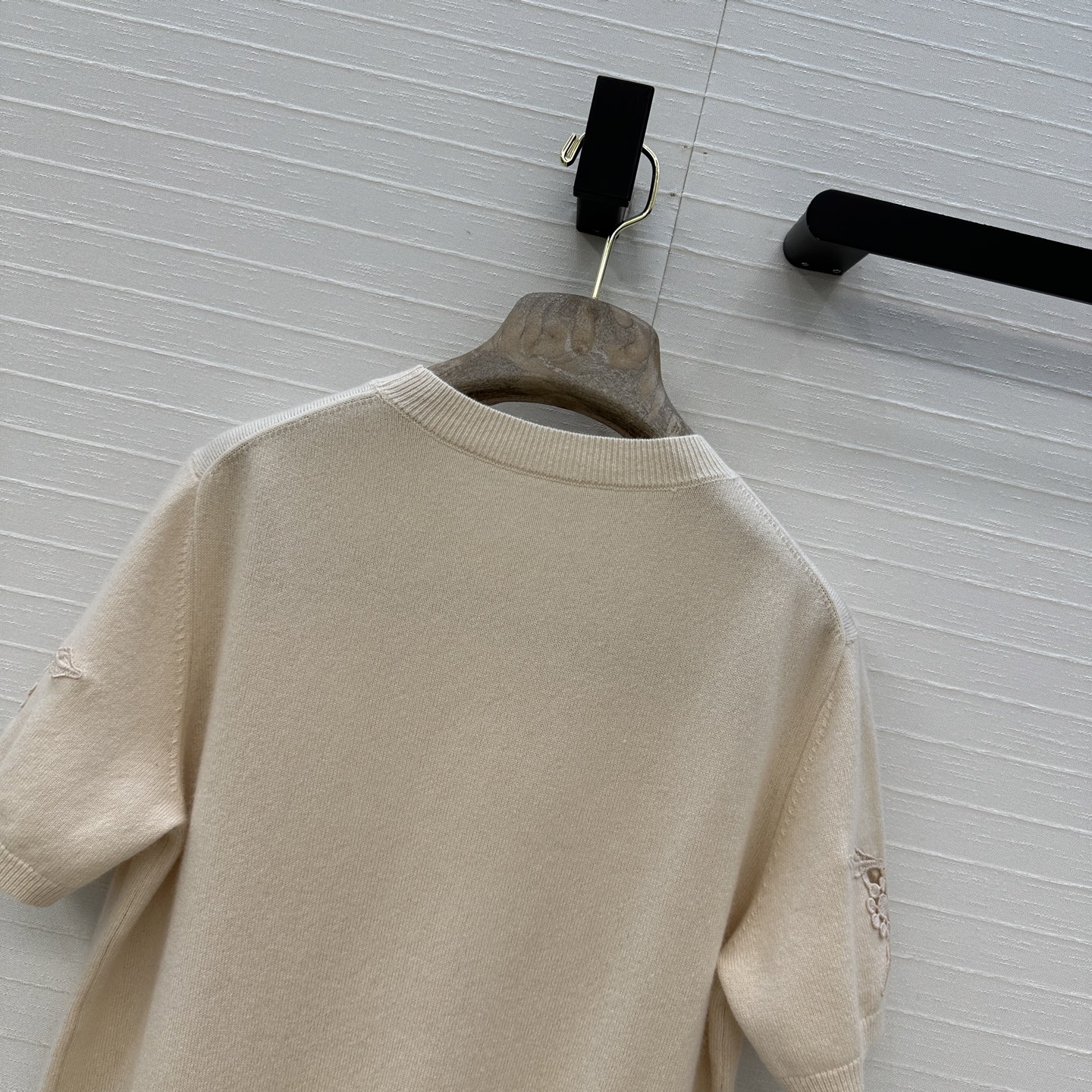 独家首发❤️高端品质，Loro Piana高智感穿搭气质蓟花刺绣短袖羊绒针织衫，定位缕空刺绣精致花卉工艺