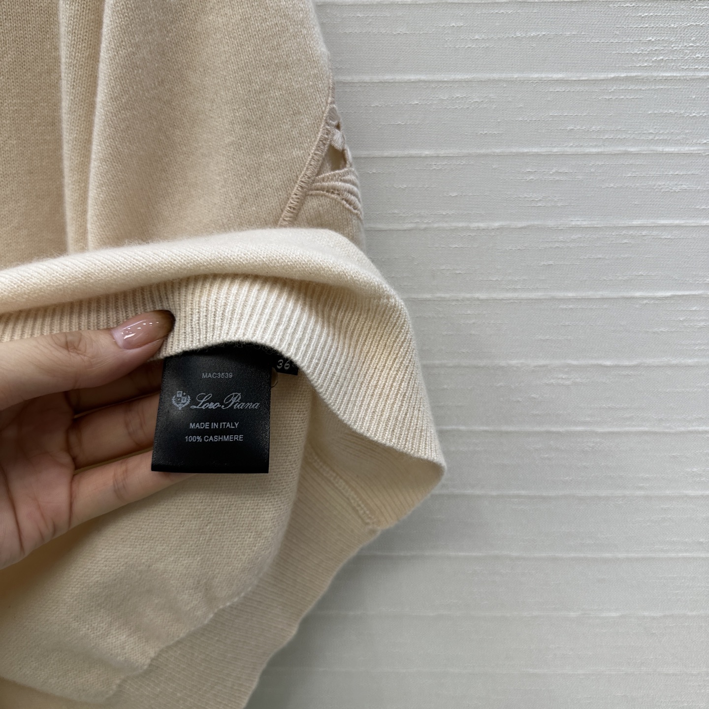 独家首发❤️高端品质，Loro Piana高智感穿搭气质蓟花刺绣短袖羊绒针织衫，定位缕空刺绣精致花卉工艺