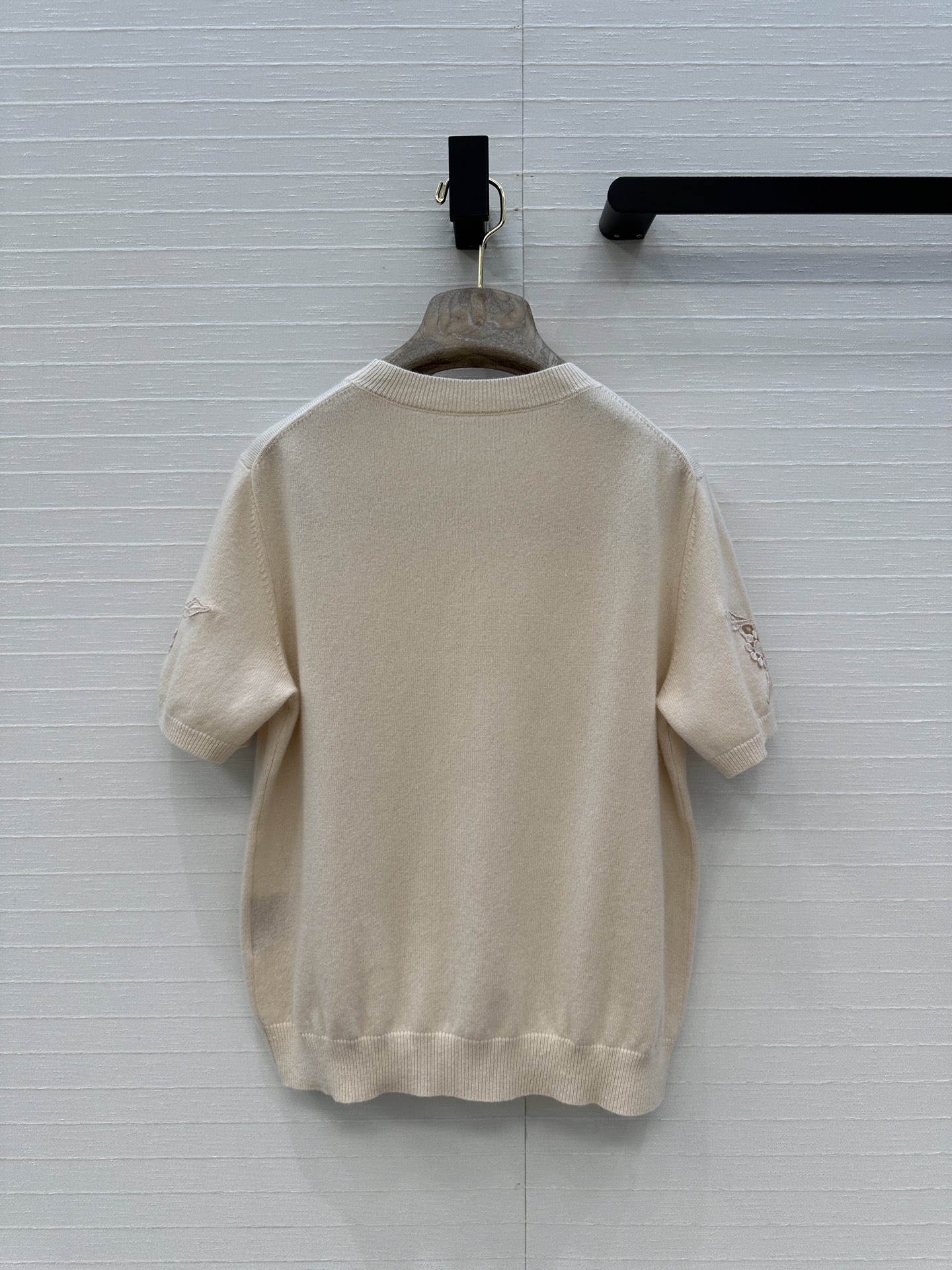 独家首发❤️高端品质，Loro Piana高智感穿搭气质蓟花刺绣短袖羊绒针织衫，定位缕空刺绣精致花卉工艺