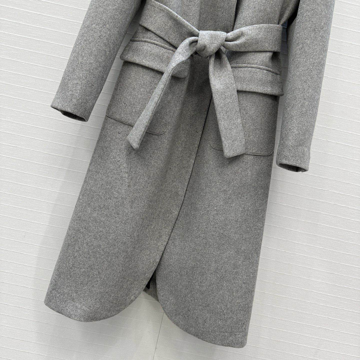 强烈推荐❤️Bc新品长期主义老钱风穿搭，复古斜纹羊毛西装大衣外套。经典系带H版型百搭不挑人。后领铜链装饰