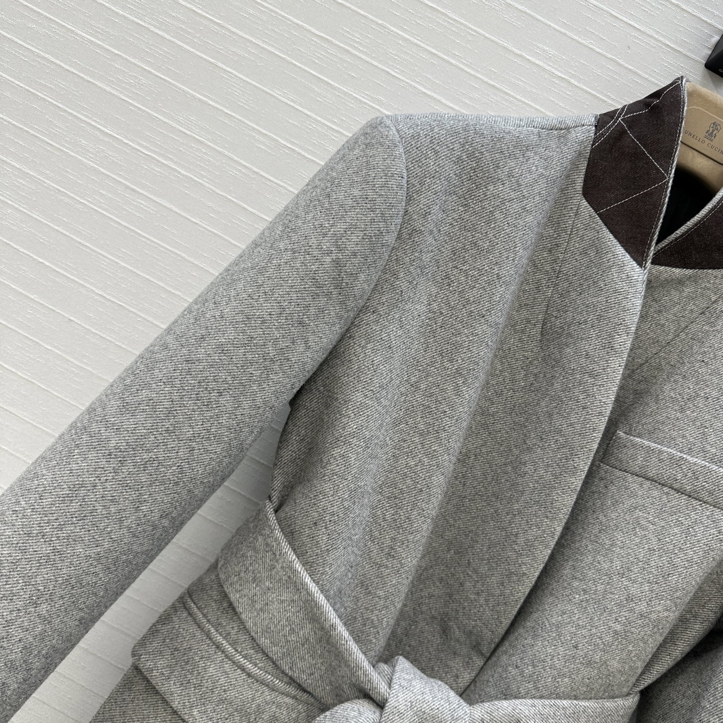 强烈推荐❤️Bc新品长期主义老钱风穿搭，复古斜纹羊毛西装大衣外套。经典系带H版型百搭不挑人。后领铜链装饰