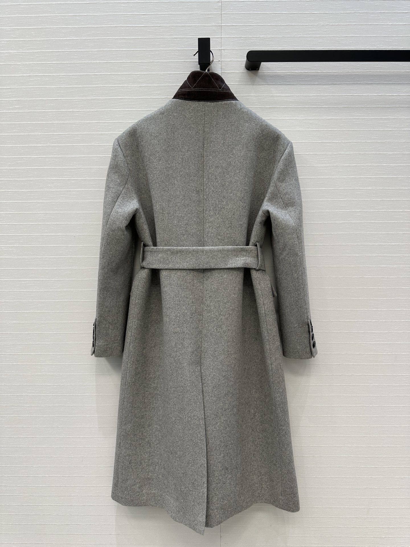 强烈推荐❤️Bc新品长期主义老钱风穿搭，复古斜纹羊毛西装大衣外套。经典系带H版型百搭不挑人。后领铜链装饰