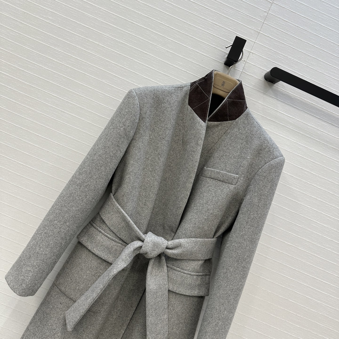 强烈推荐❤️Bc新品长期主义老钱风穿搭，复古斜纹羊毛西装大衣外套。经典系带H版型百搭不挑人。后领铜链装饰