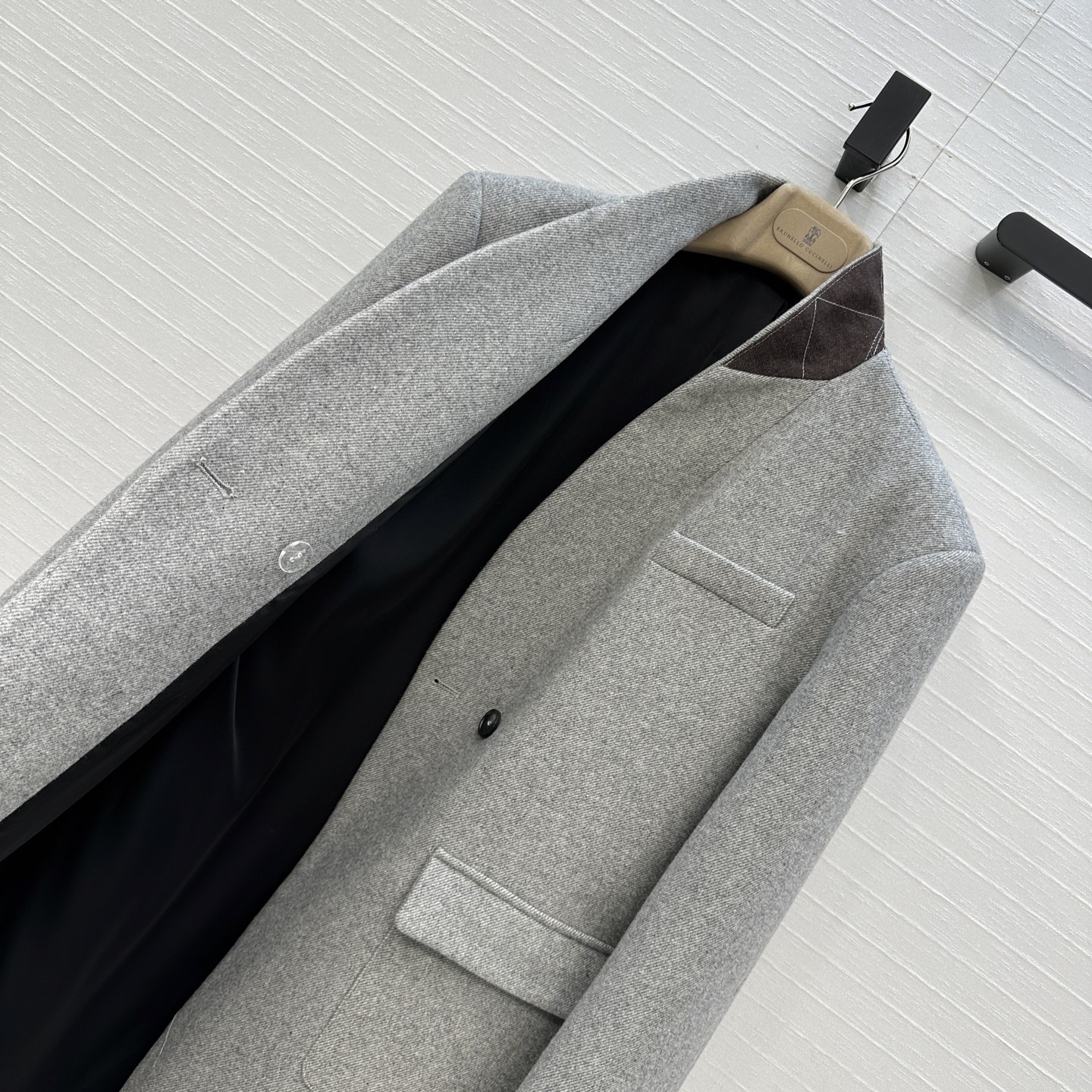 强烈推荐❤️Bc新品长期主义老钱风穿搭，复古斜纹羊毛西装大衣外套。经典系带H版型百搭不挑人。后领铜链装饰