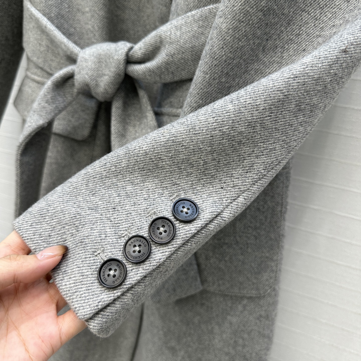 强烈推荐❤️Bc新品长期主义老钱风穿搭，复古斜纹羊毛西装大衣外套。经典系带H版型百搭不挑人。后领铜链装饰