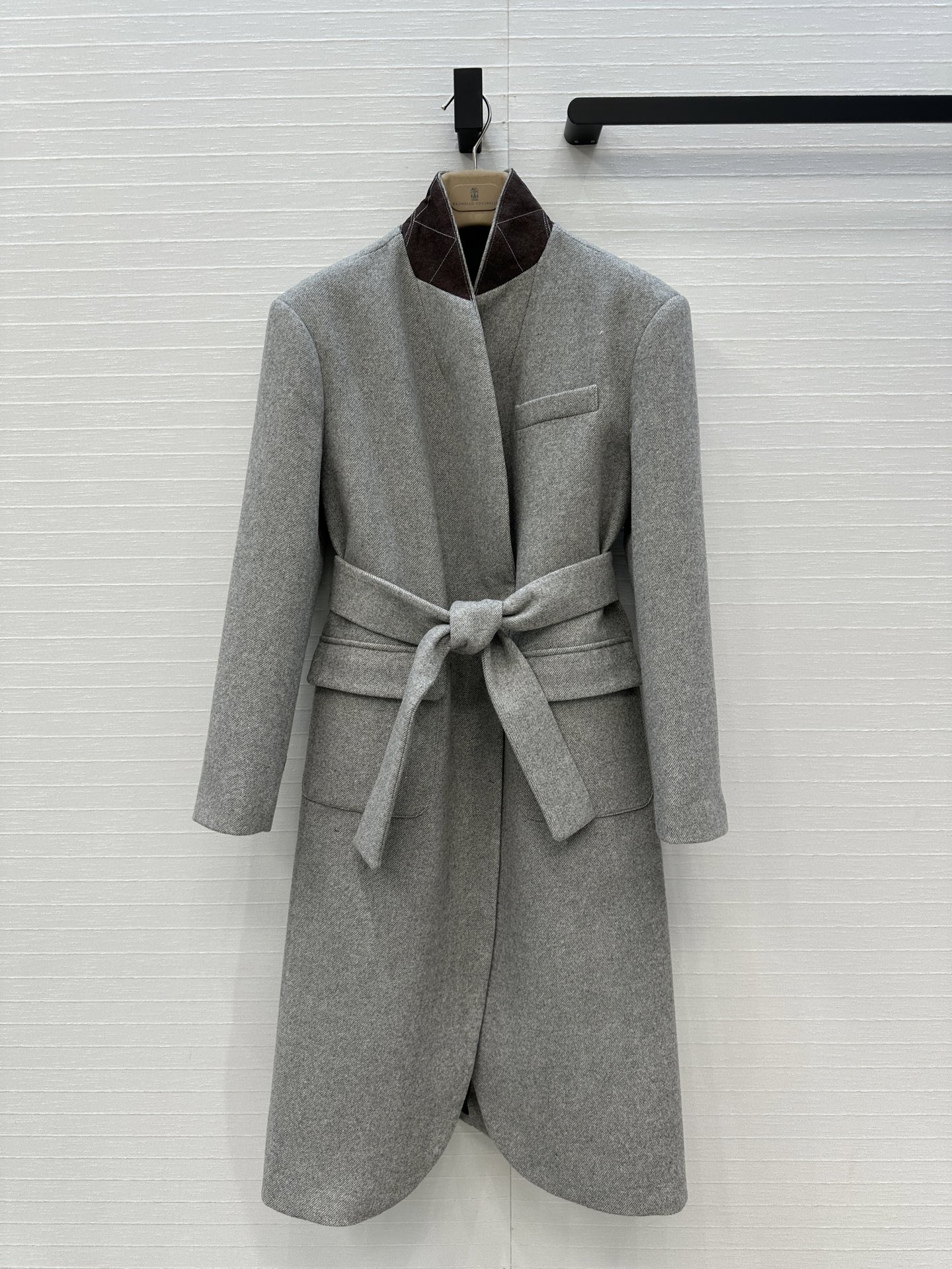 强烈推荐❤️Bc新品长期主义老钱风穿搭，复古斜纹羊毛西装大衣外套。经典系带H版型百搭不挑人。后领铜链装饰