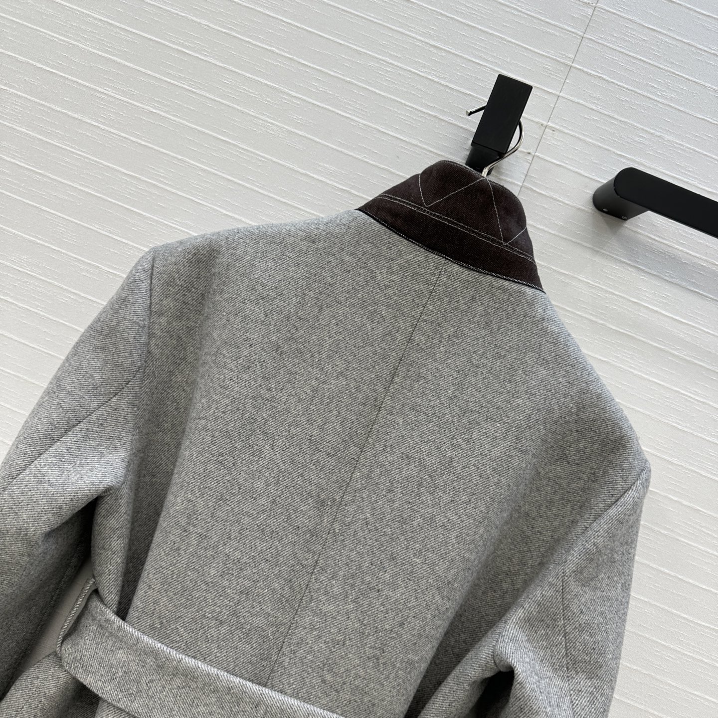 强烈推荐❤️Bc新品长期主义老钱风穿搭，复古斜纹羊毛西装大衣外套。经典系带H版型百搭不挑人。后领铜链装饰