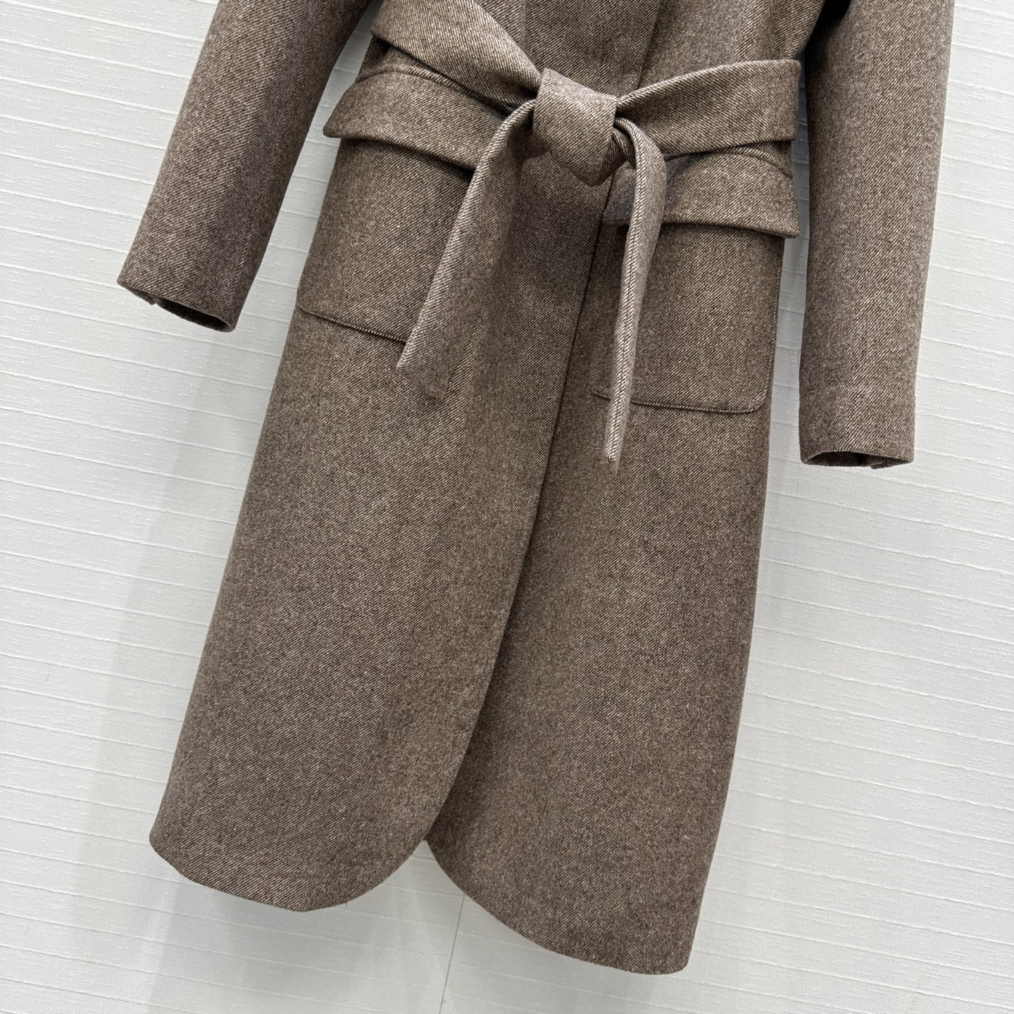 强烈推荐❤️Bc新品长期主义老钱风穿搭，复古斜纹羊毛西装大衣外套。经典系带H版型百搭不挑人。后领铜链装饰