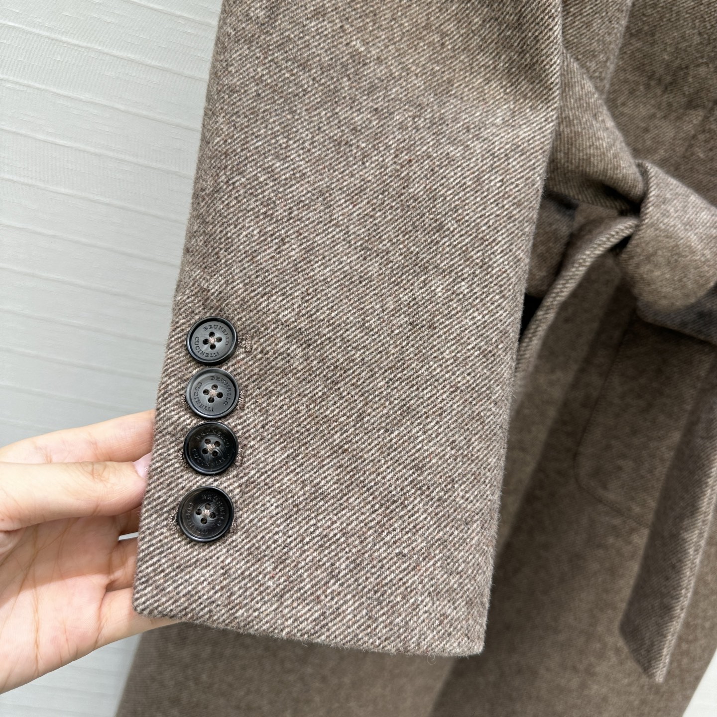 强烈推荐❤️Bc新品长期主义老钱风穿搭，复古斜纹羊毛西装大衣外套。经典系带H版型百搭不挑人。后领铜链装饰