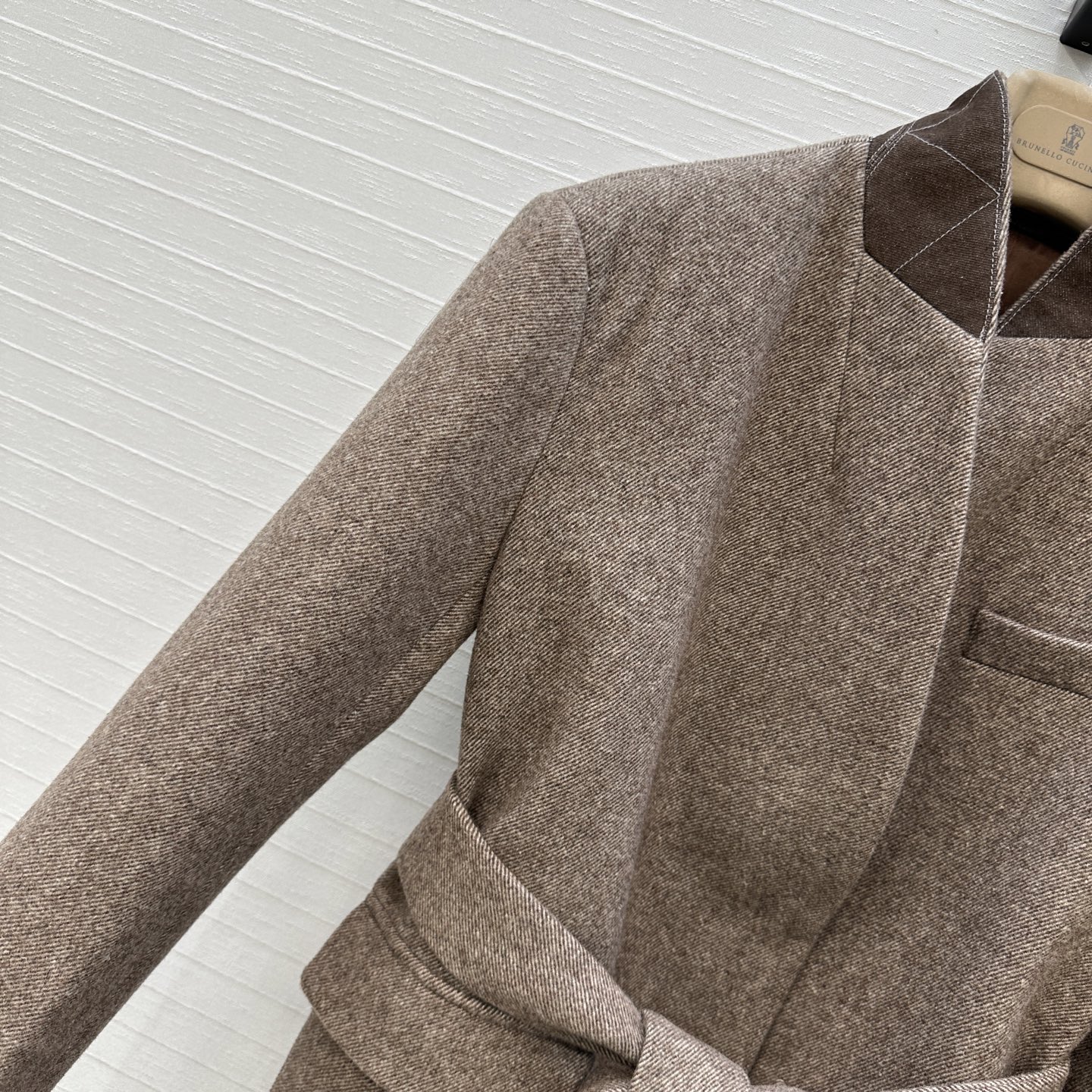 强烈推荐❤️Bc新品长期主义老钱风穿搭，复古斜纹羊毛西装大衣外套。经典系带H版型百搭不挑人。后领铜链装饰