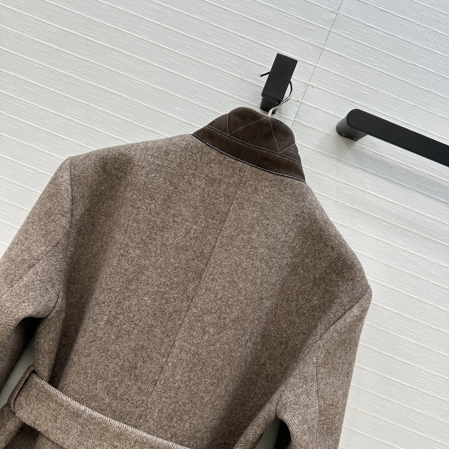 强烈推荐❤️Bc新品长期主义老钱风穿搭，复古斜纹羊毛西装大衣外套。经典系带H版型百搭不挑人。后领铜链装饰