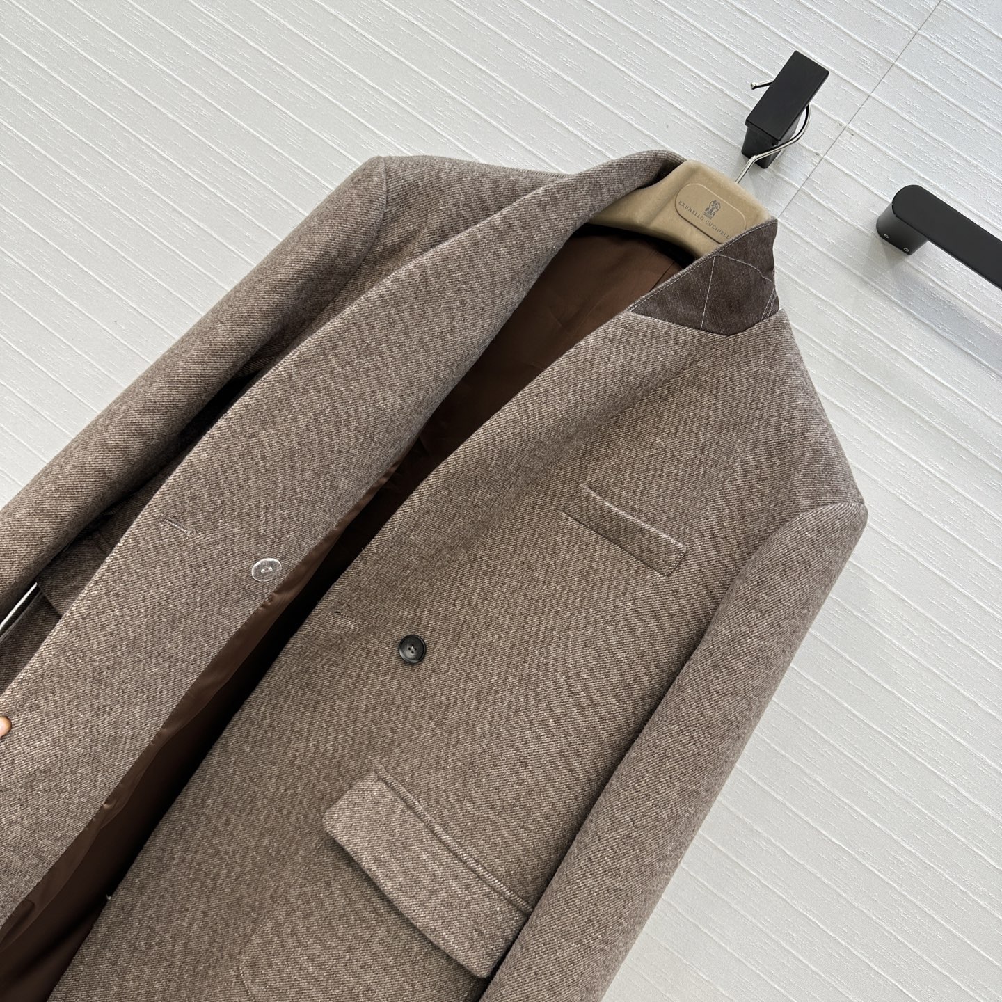 强烈推荐❤️Bc新品长期主义老钱风穿搭，复古斜纹羊毛西装大衣外套。经典系带H版型百搭不挑人。后领铜链装饰