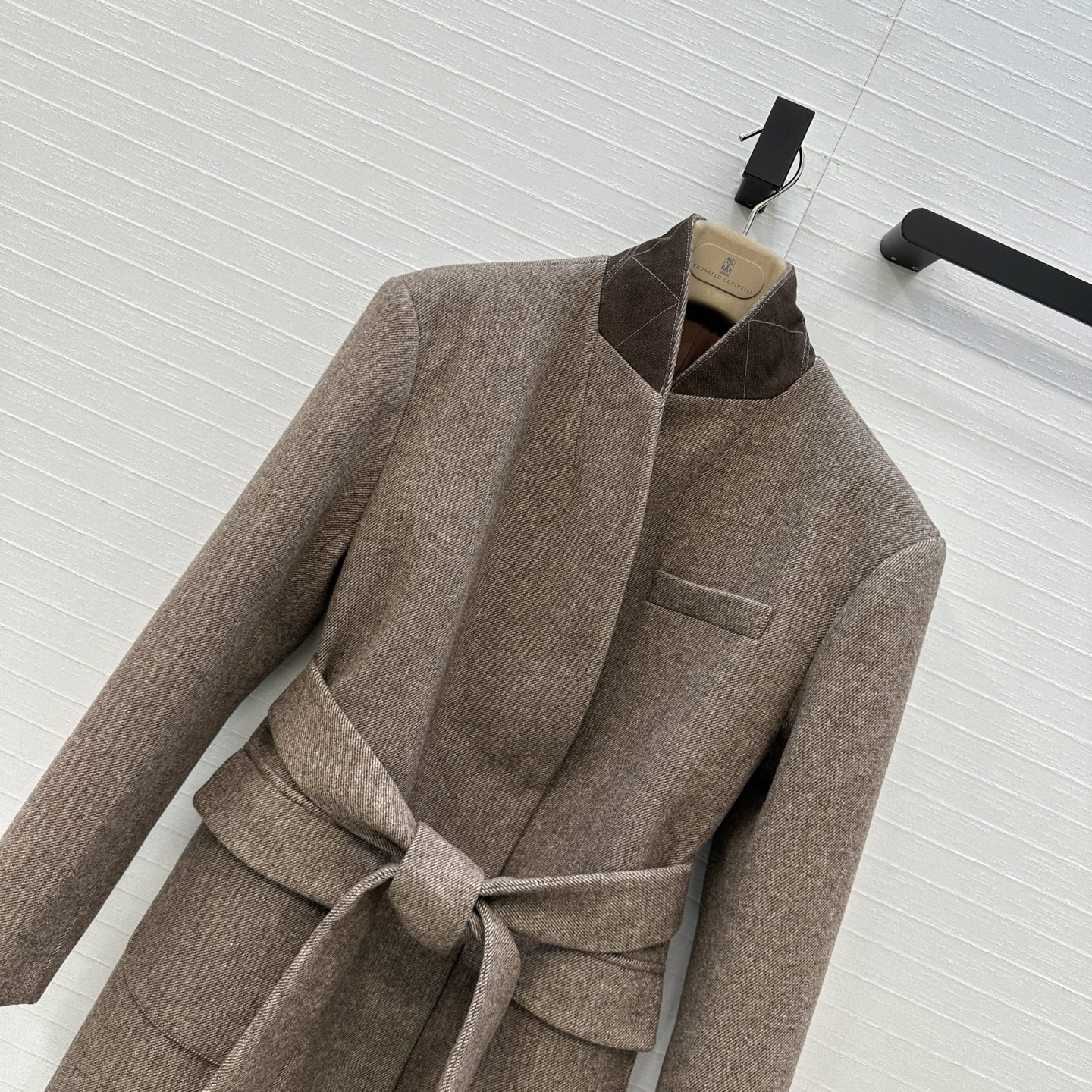 强烈推荐❤️Bc新品长期主义老钱风穿搭，复古斜纹羊毛西装大衣外套。经典系带H版型百搭不挑人。后领铜链装饰