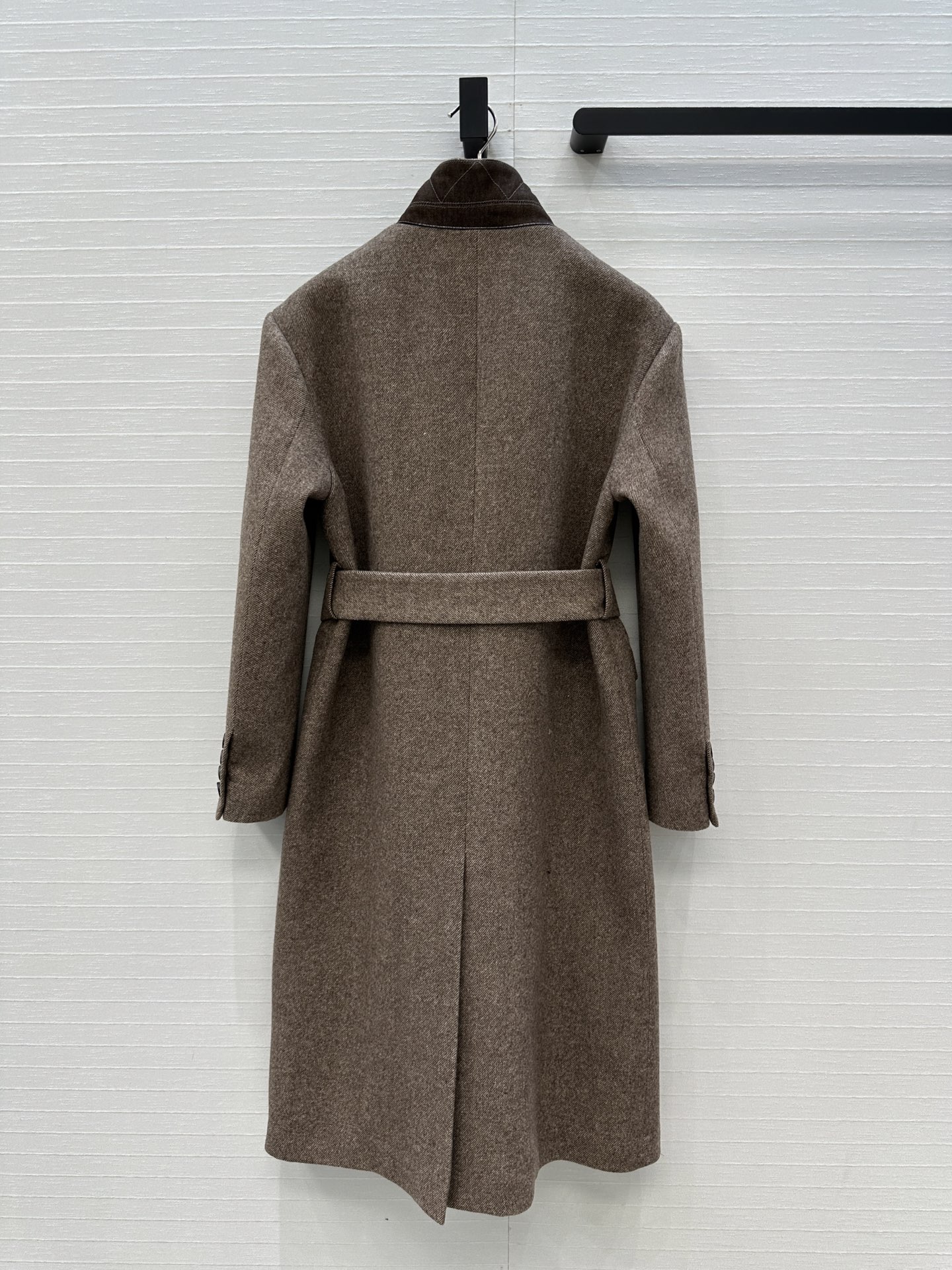 强烈推荐❤️Bc新品长期主义老钱风穿搭，复古斜纹羊毛西装大衣外套。经典系带H版型百搭不挑人。后领铜链装饰