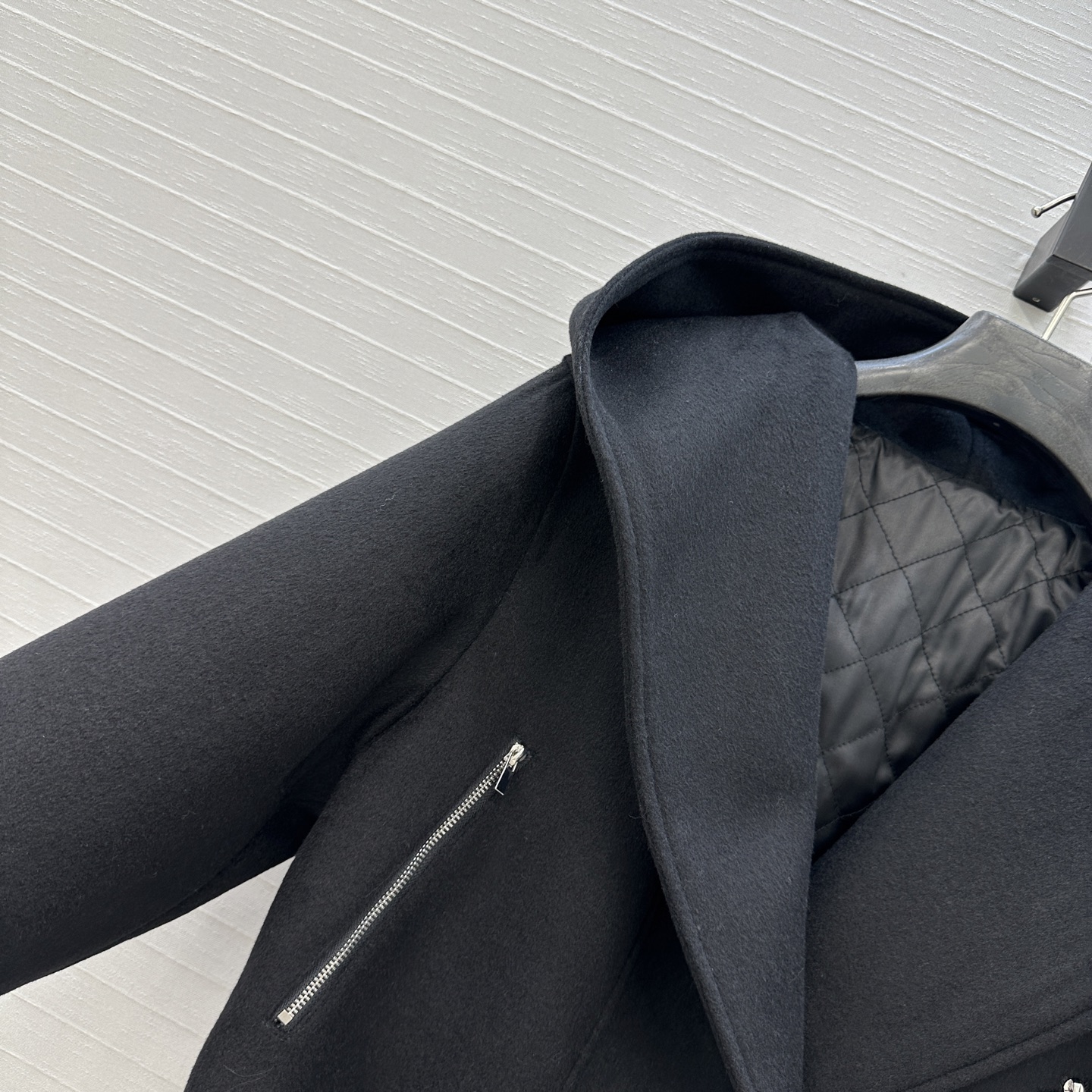 独家首发❤️高端原单品质❤️ Alai*新品毛呢连帽机车短款夹克棉服外套，采用连帽设计大翻领造型，一体式