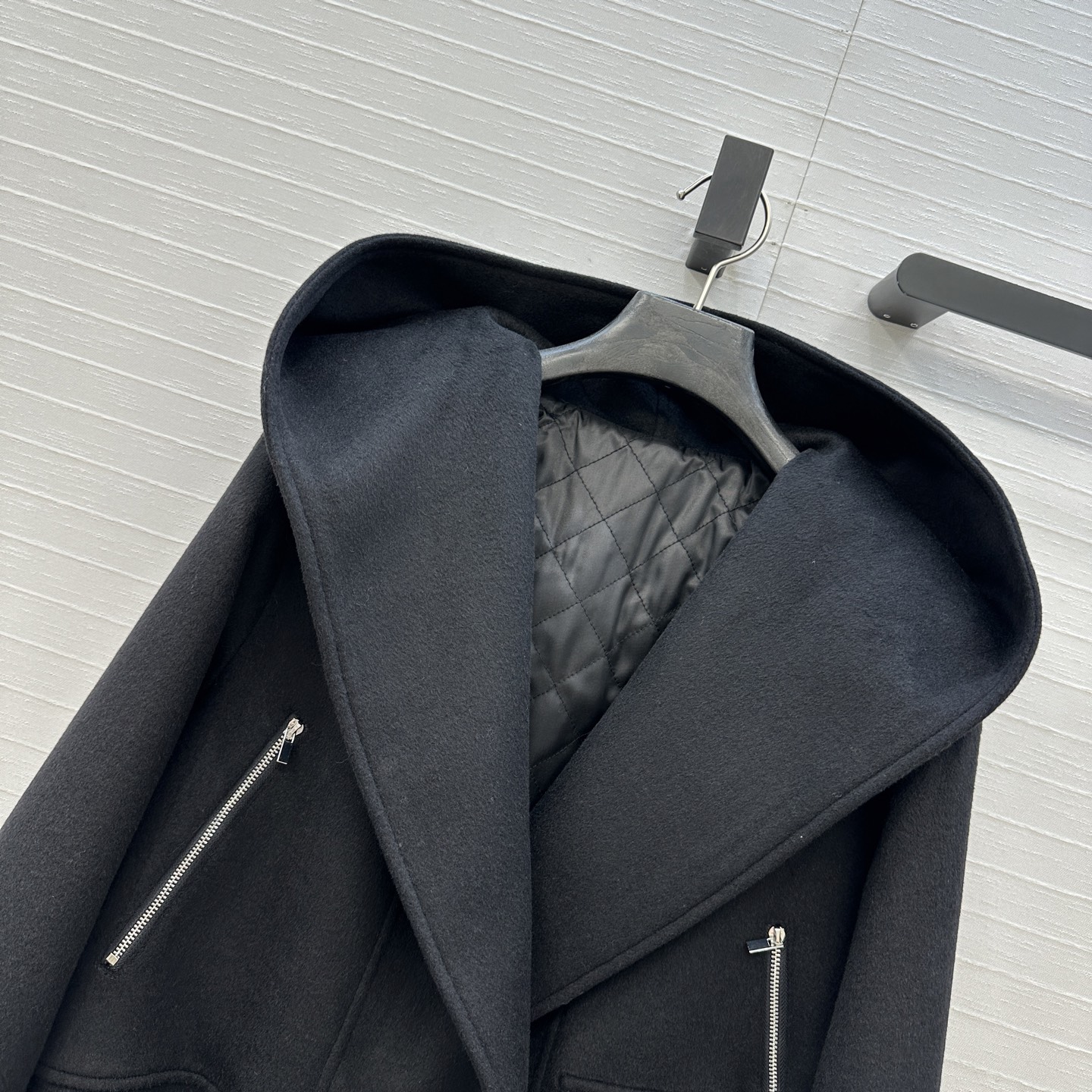 独家首发❤️高端原单品质❤️ Alai*新品毛呢连帽机车短款夹克棉服外套，采用连帽设计大翻领造型，一体式