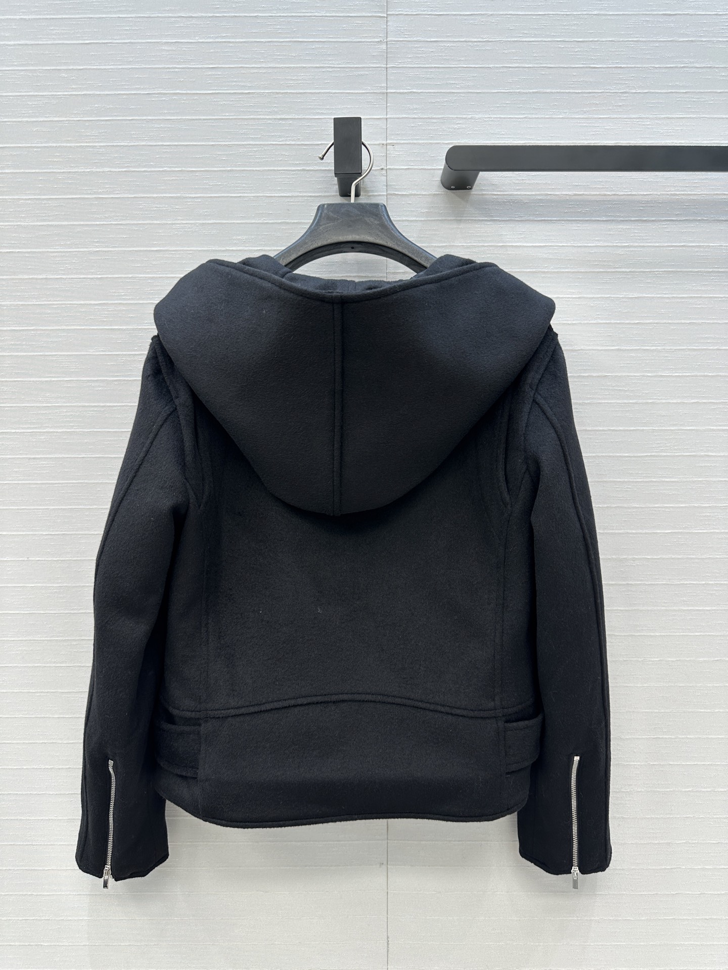 独家首发❤️高端原单品质❤️ Alai*新品毛呢连帽机车短款夹克棉服外套，采用连帽设计大翻领造型，一体式