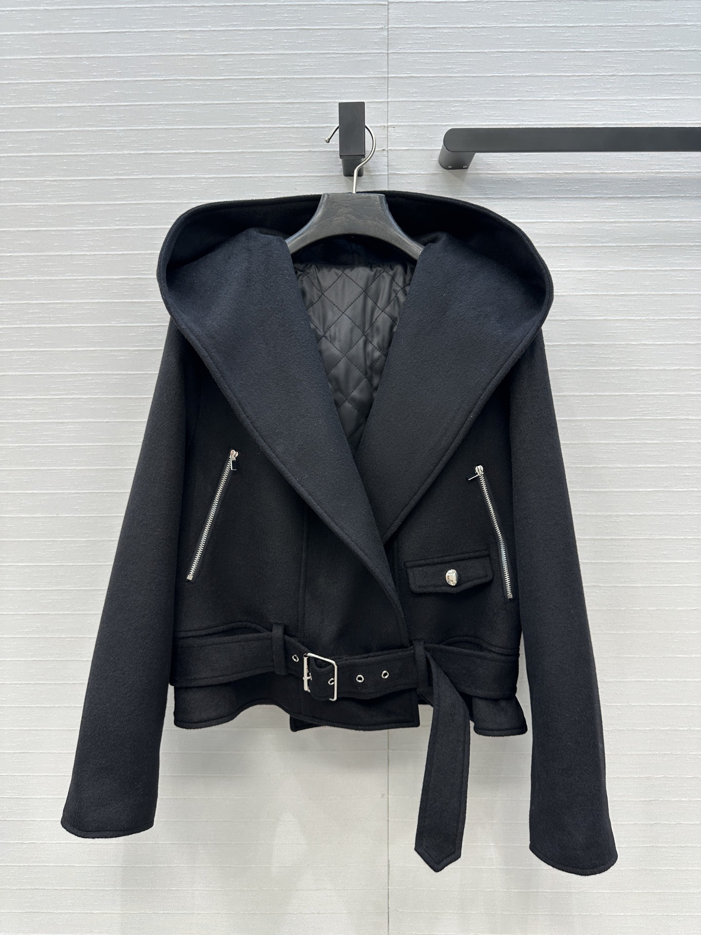 独家首发❤️高端原单品质❤️ Alai*新品毛呢连帽机车短款夹克棉服外套，采用连帽设计大翻领造型，一体式