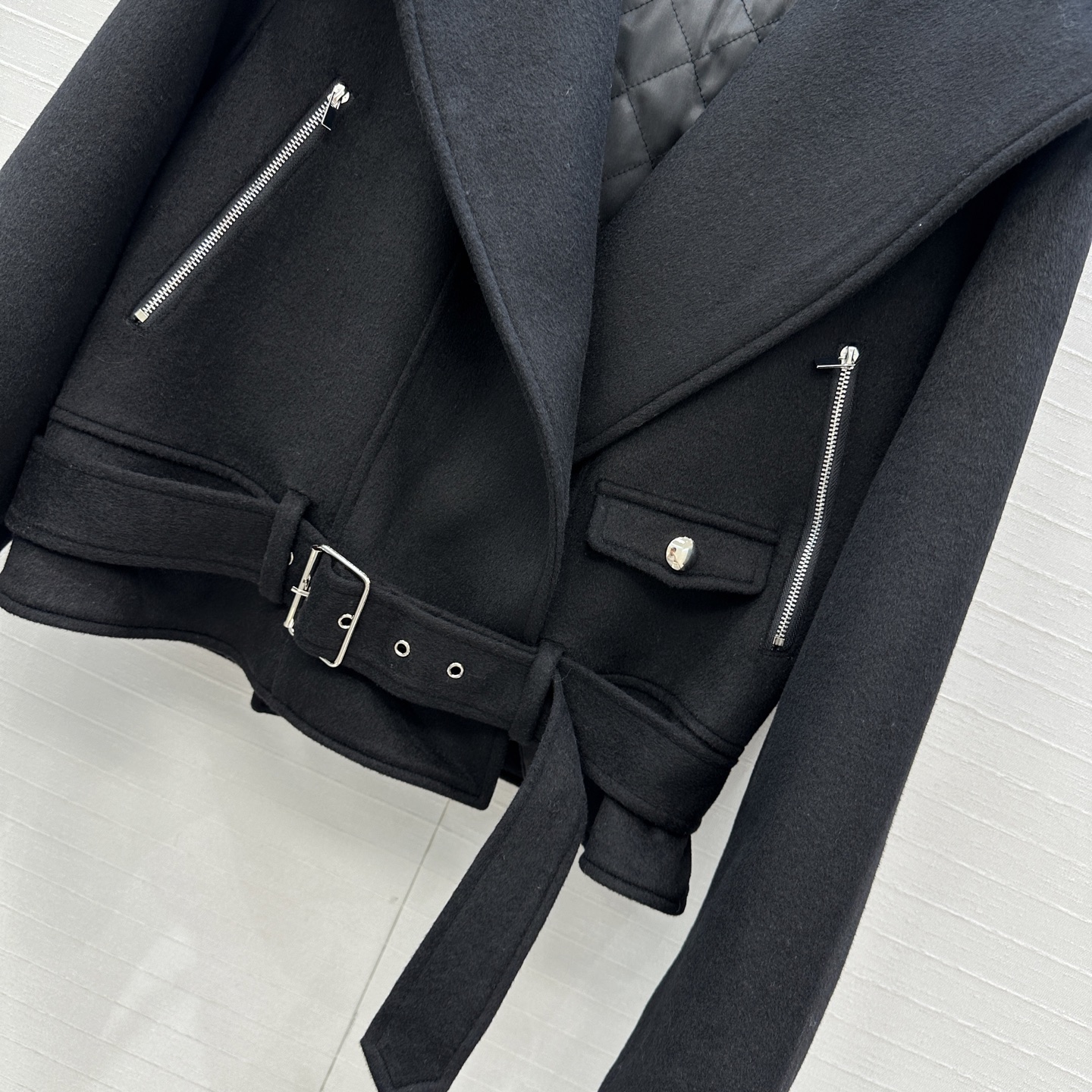 独家首发❤️高端原单品质❤️ Alai*新品毛呢连帽机车短款夹克棉服外套，采用连帽设计大翻领造型，一体式