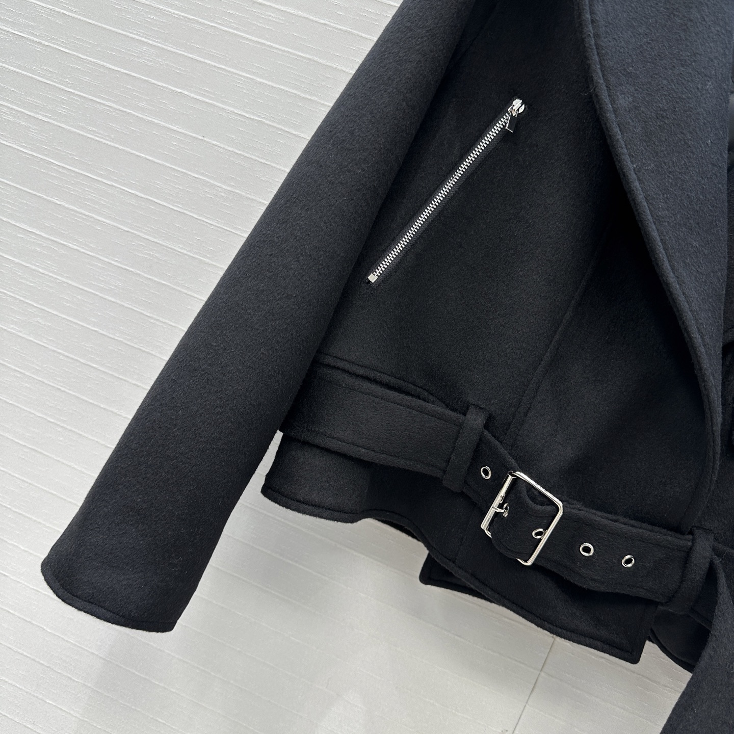 独家首发❤️高端原单品质❤️ Alai*新品毛呢连帽机车短款夹克棉服外套，采用连帽设计大翻领造型，一体式