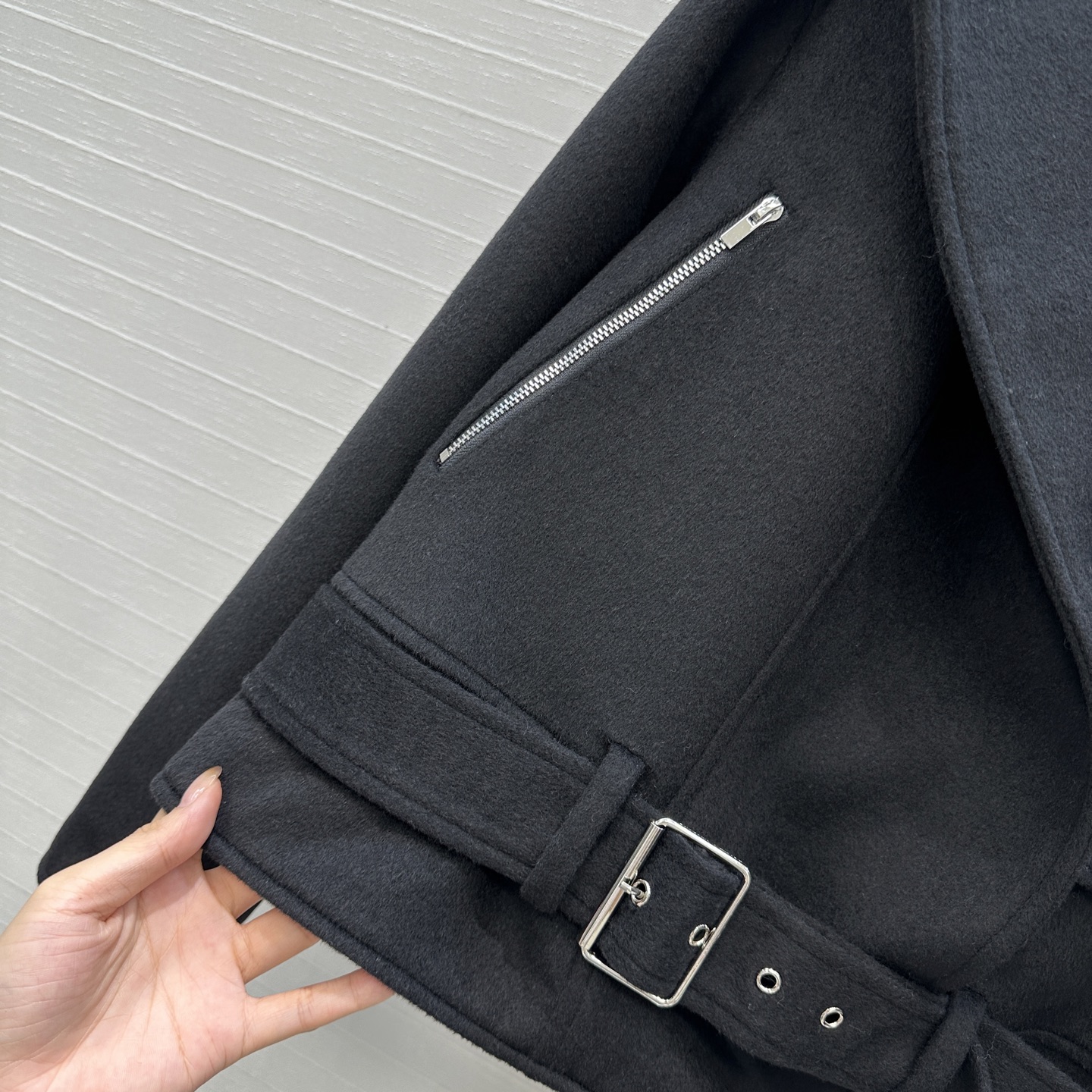 独家首发❤️高端原单品质❤️ Alai*新品毛呢连帽机车短款夹克棉服外套，采用连帽设计大翻领造型，一体式