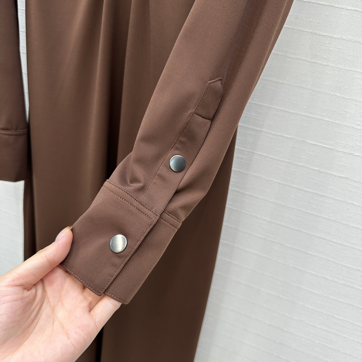 独家首发❤️Alai*25新品褶皱小立领连衣裙，前襟饰有纽扣装饰，胸部区域有褶皱设计增添了层次感，修身小