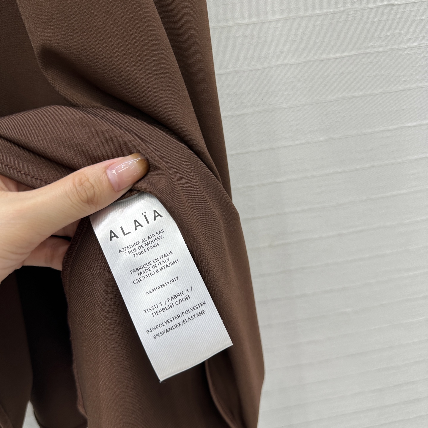 独家首发❤️Alai*25新品褶皱小立领连衣裙，前襟饰有纽扣装饰，胸部区域有褶皱设计增添了层次感，修身小