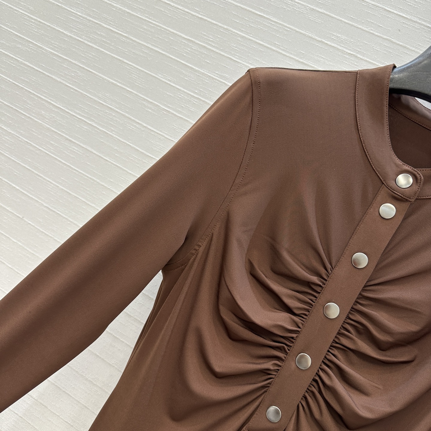 独家首发❤️Alai*25新品褶皱小立领连衣裙，前襟饰有纽扣装饰，胸部区域有褶皱设计增添了层次感，修身小