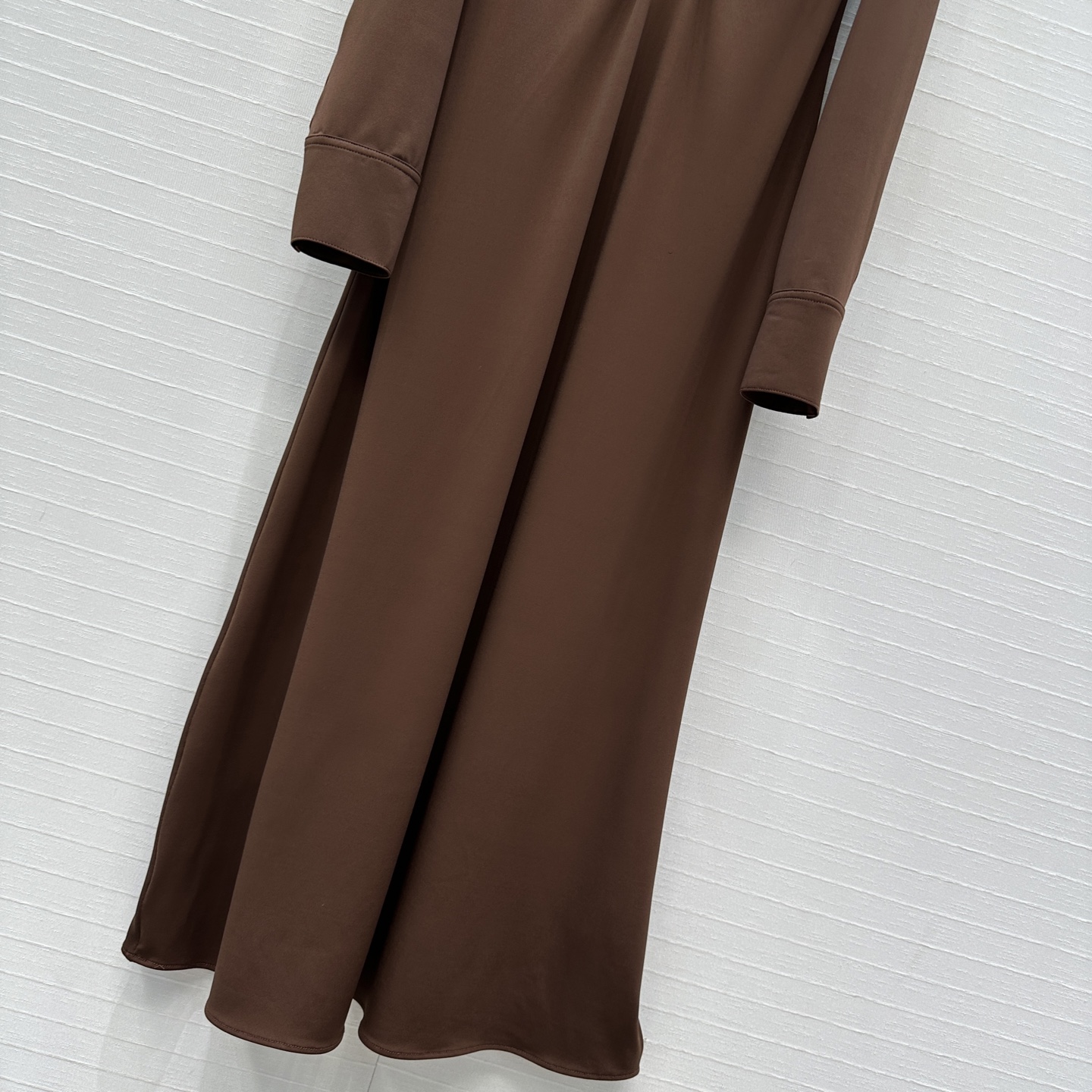 独家首发❤️Alai*25新品褶皱小立领连衣裙，前襟饰有纽扣装饰，胸部区域有褶皱设计增添了层次感，修身小