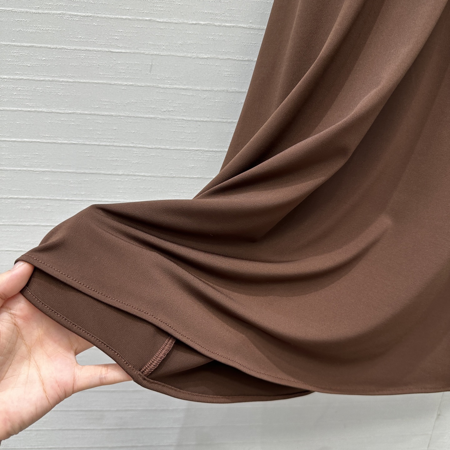 独家首发❤️Alai*25新品褶皱小立领连衣裙，前襟饰有纽扣装饰，胸部区域有褶皱设计增添了层次感，修身小