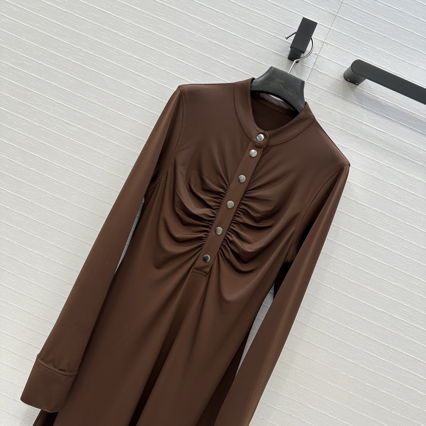 独家首发❤️Alai*25新品褶皱小立领连衣裙，前襟饰有纽扣装饰，胸部区域有褶皱设计增添了层次感，修身小