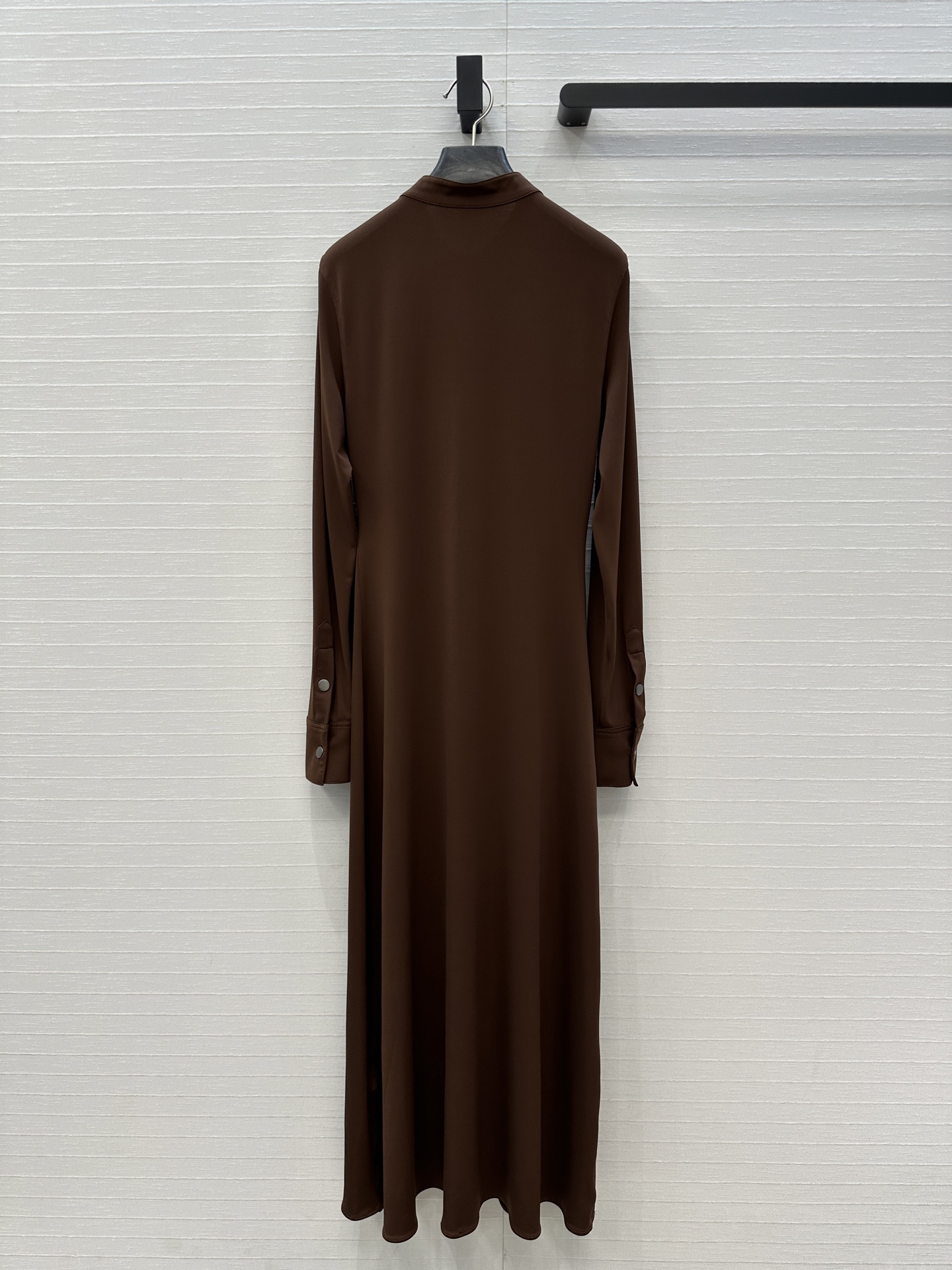 独家首发❤️Alai*25新品褶皱小立领连衣裙，前襟饰有纽扣装饰，胸部区域有褶皱设计增添了层次感，修身小