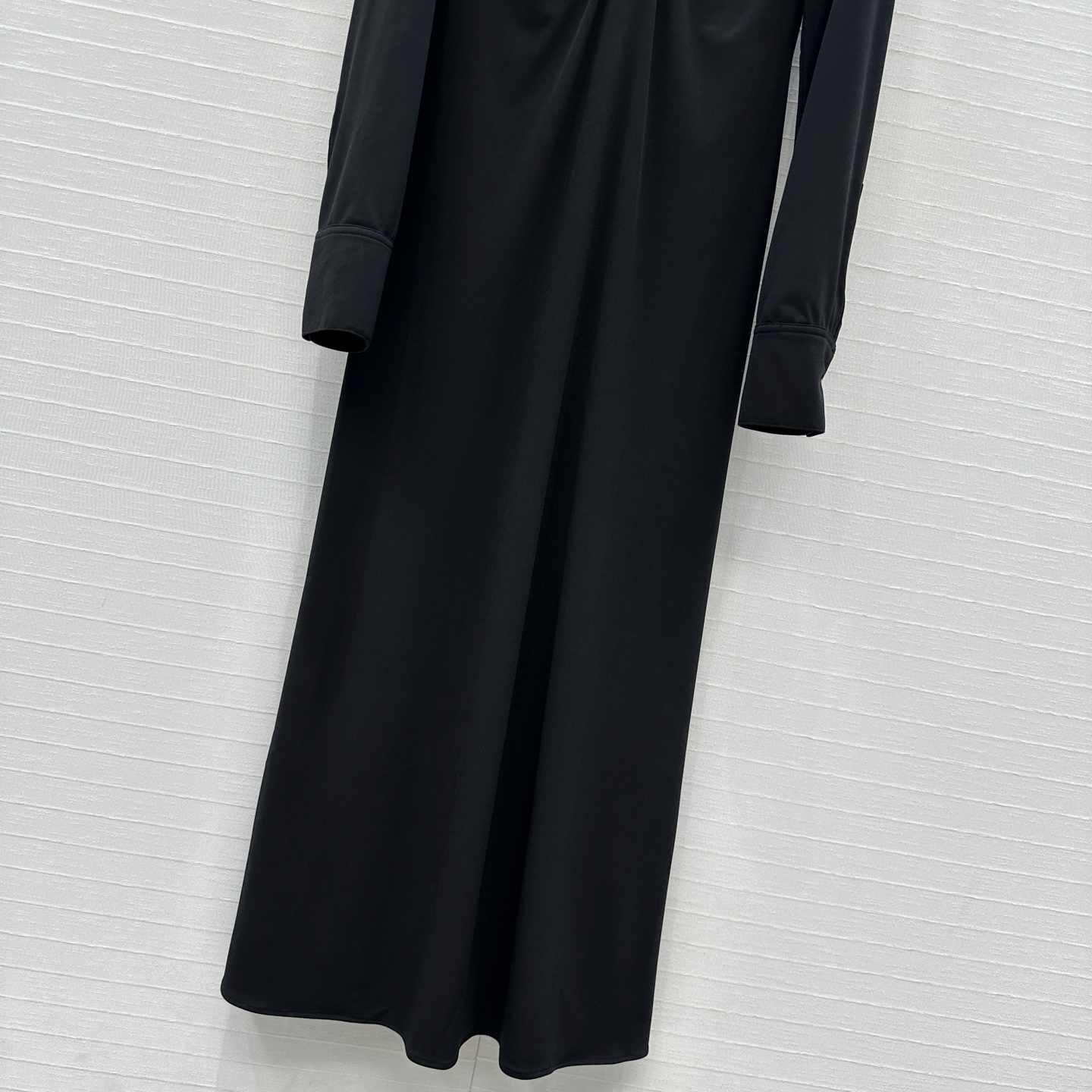 独家首发❤️Alai*25新品褶皱小立领连衣裙，前襟饰有纽扣装饰，胸部区域有褶皱设计增添了层次感，修身小