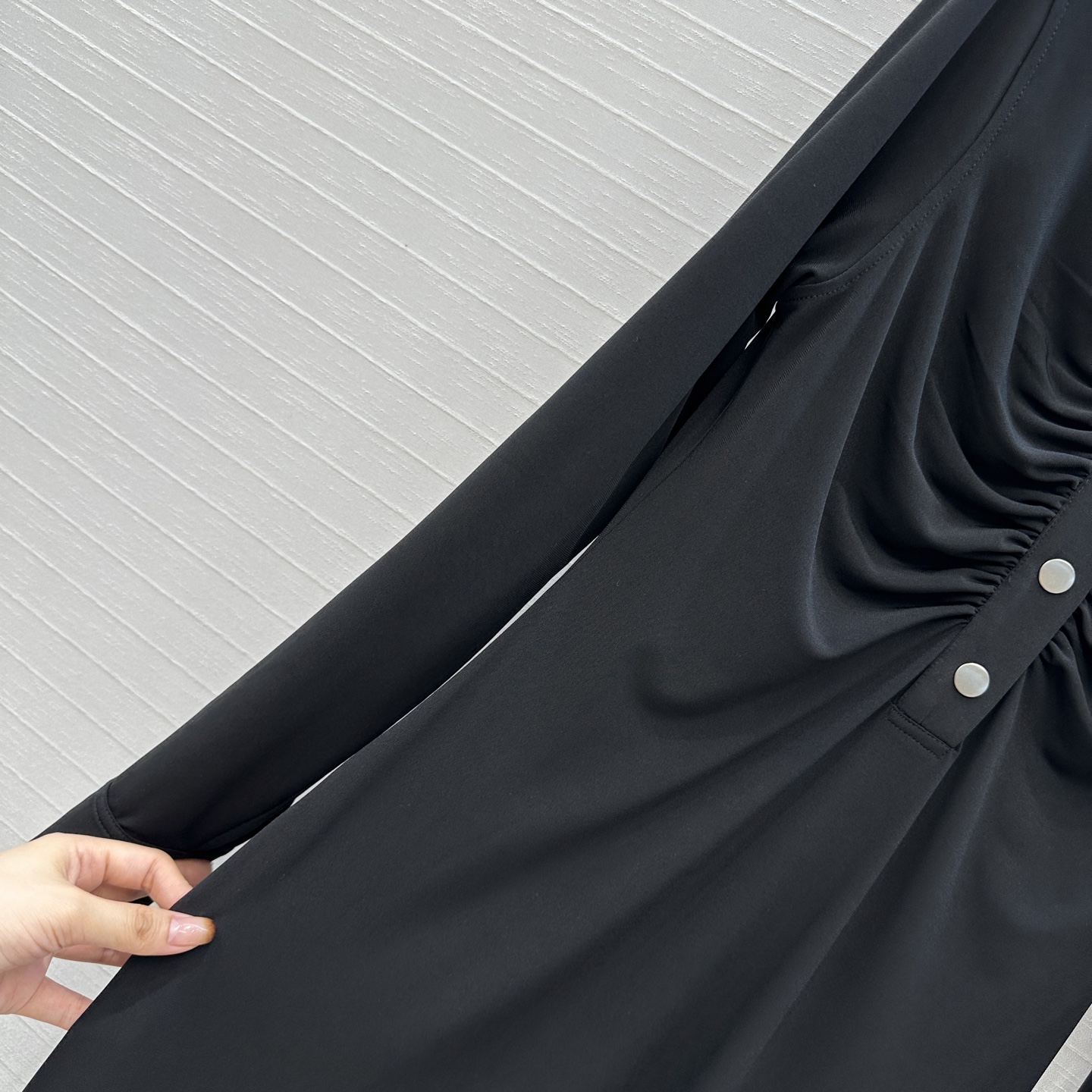 独家首发❤️Alai*25新品褶皱小立领连衣裙，前襟饰有纽扣装饰，胸部区域有褶皱设计增添了层次感，修身小