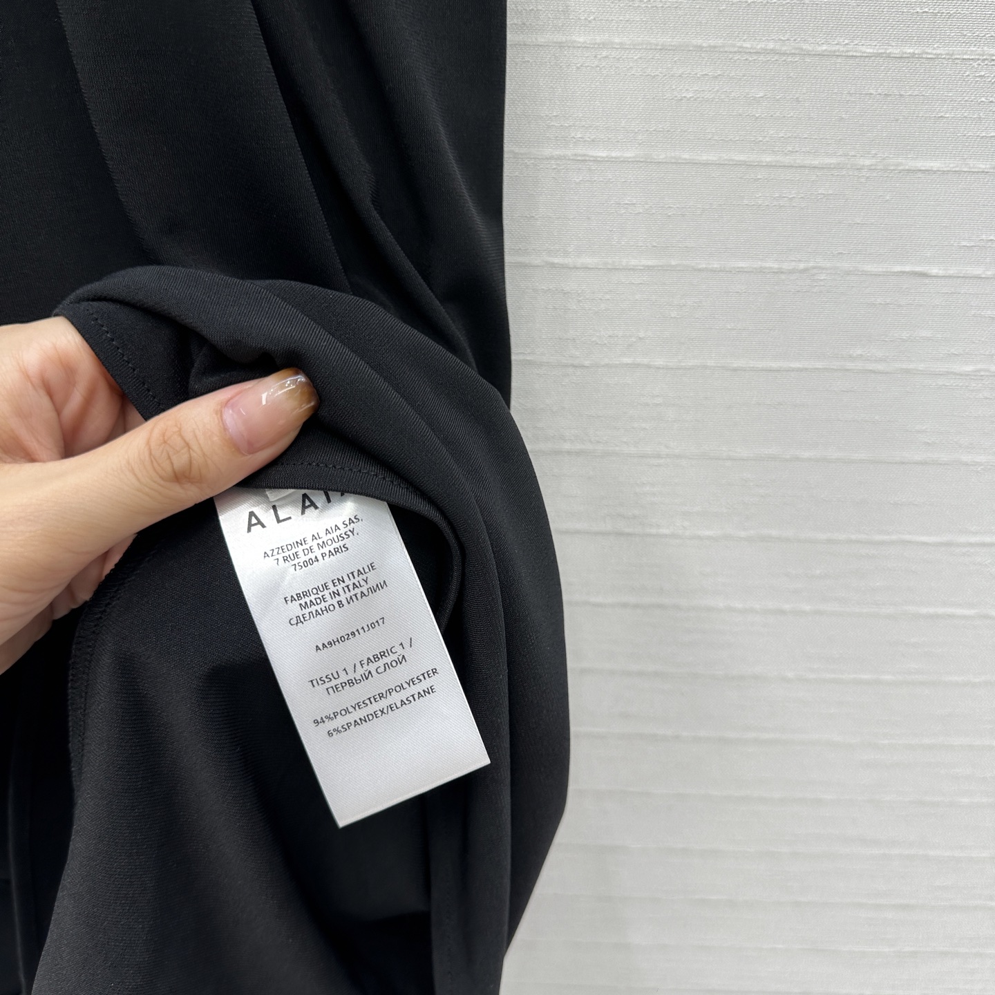 独家首发❤️Alai*25新品褶皱小立领连衣裙，前襟饰有纽扣装饰，胸部区域有褶皱设计增添了层次感，修身小