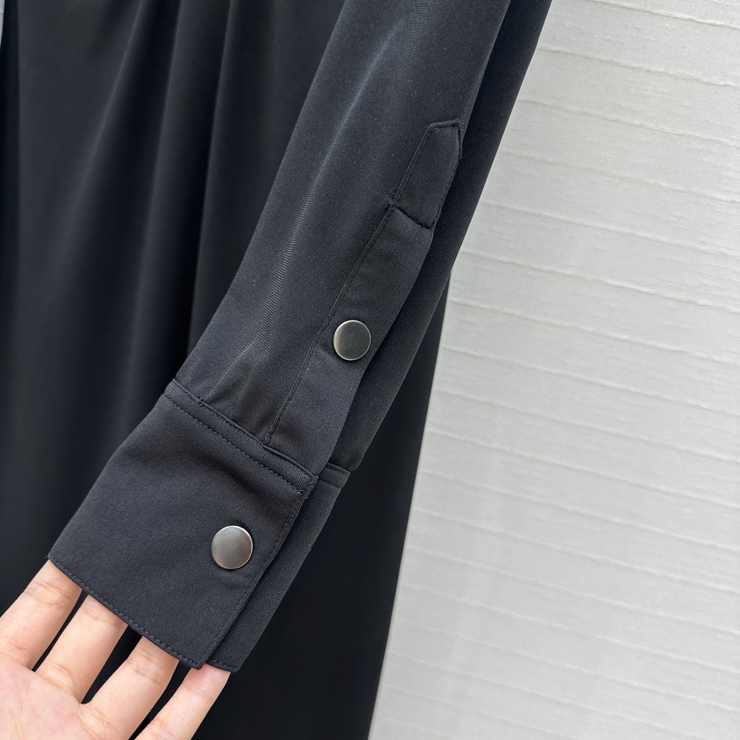 独家首发❤️Alai*25新品褶皱小立领连衣裙，前襟饰有纽扣装饰，胸部区域有褶皱设计增添了层次感，修身小