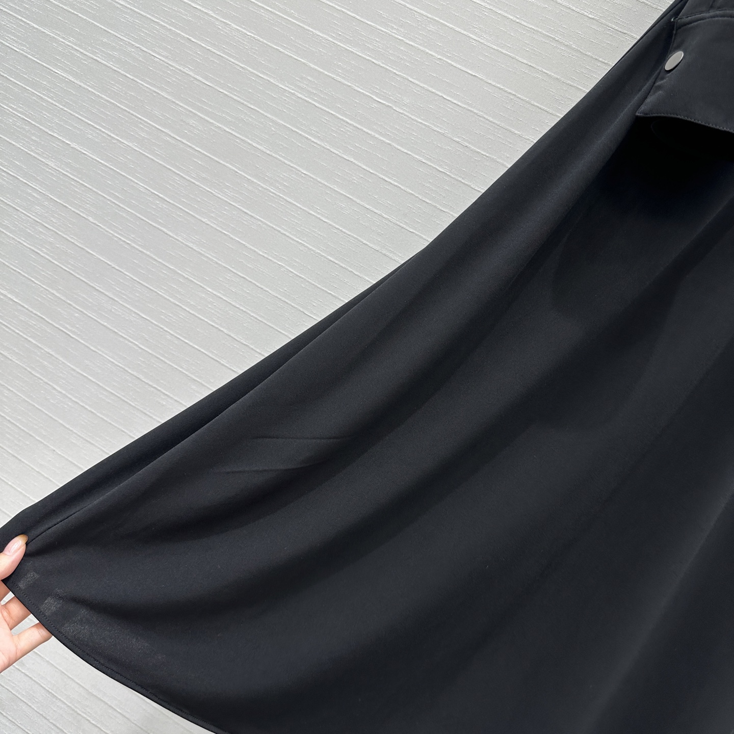 独家首发❤️Alai*25新品褶皱小立领连衣裙，前襟饰有纽扣装饰，胸部区域有褶皱设计增添了层次感，修身小