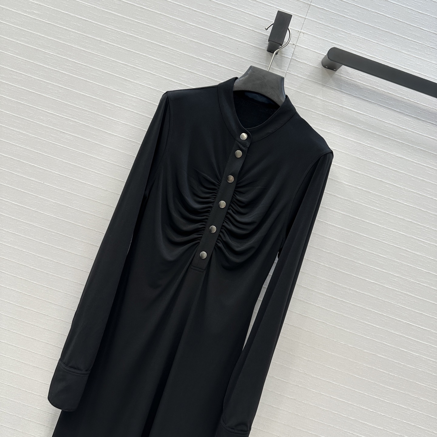 独家首发❤️Alai*25新品褶皱小立领连衣裙，前襟饰有纽扣装饰，胸部区域有褶皱设计增添了层次感，修身小