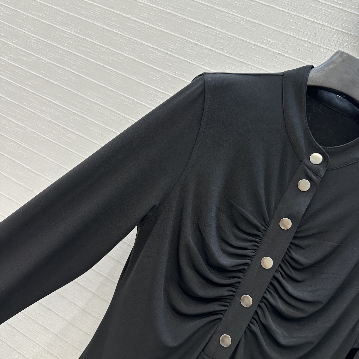 独家首发❤️Alai*25新品褶皱小立领连衣裙，前襟饰有纽扣装饰，胸部区域有褶皱设计增添了层次感，修身小