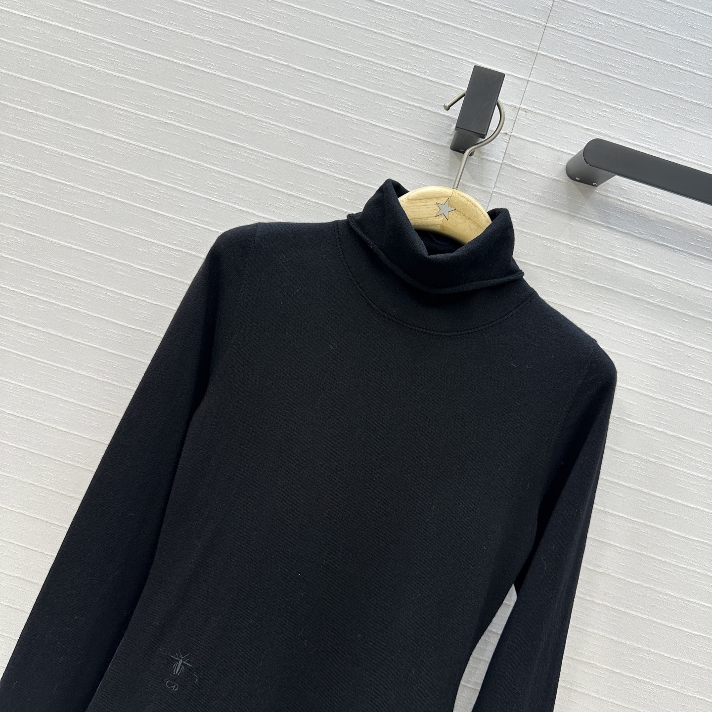 爆单推荐❤️Dio*经典回归人手必备的羊毛针织打底衫！定制CD刺绣标志低调奢华。气质高领修身版型不挑人精