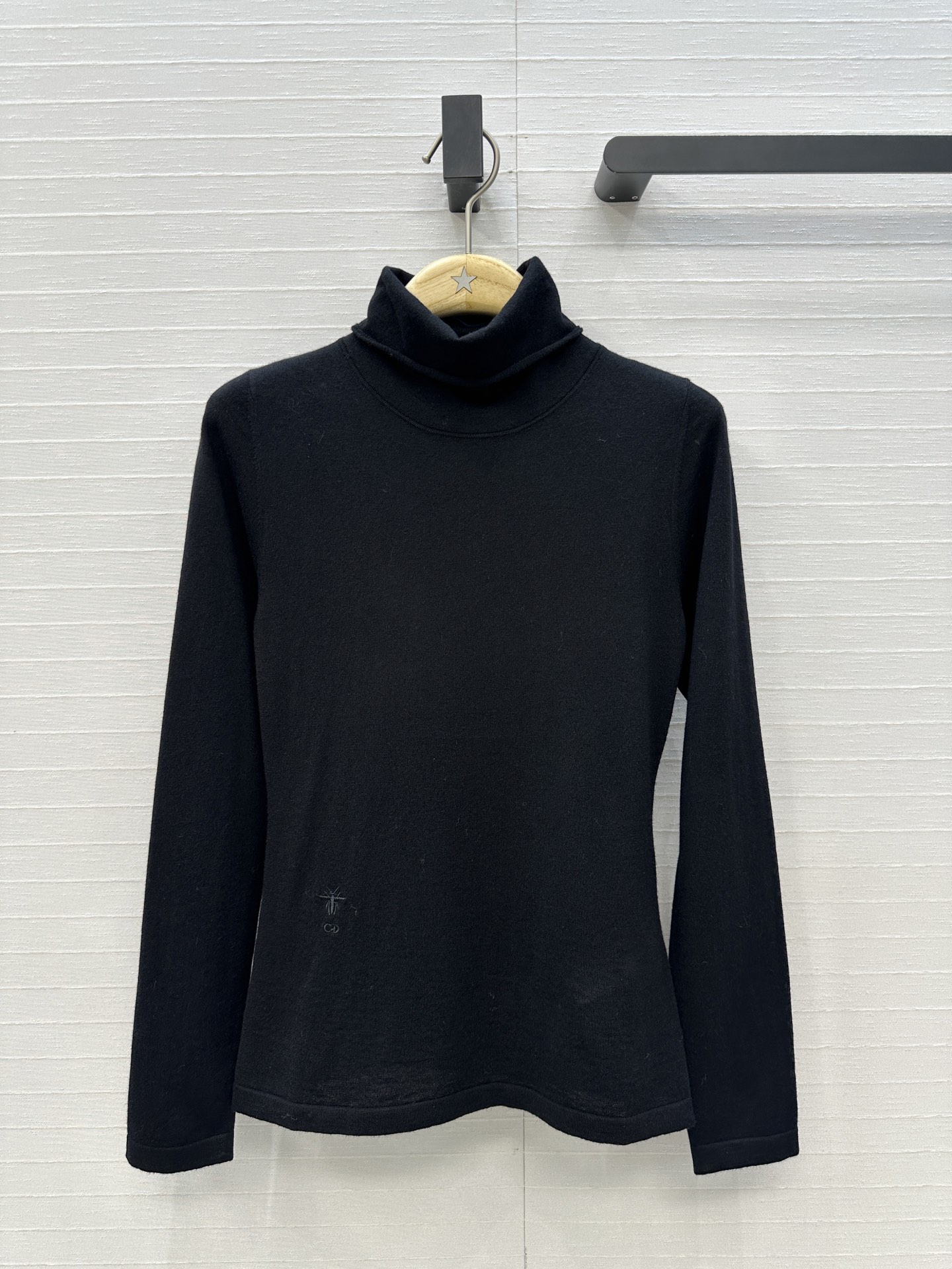 爆单推荐❤️Dio*经典回归人手必备的羊毛针织打底衫！定制CD刺绣标志低调奢华。气质高领修身版型不挑人精