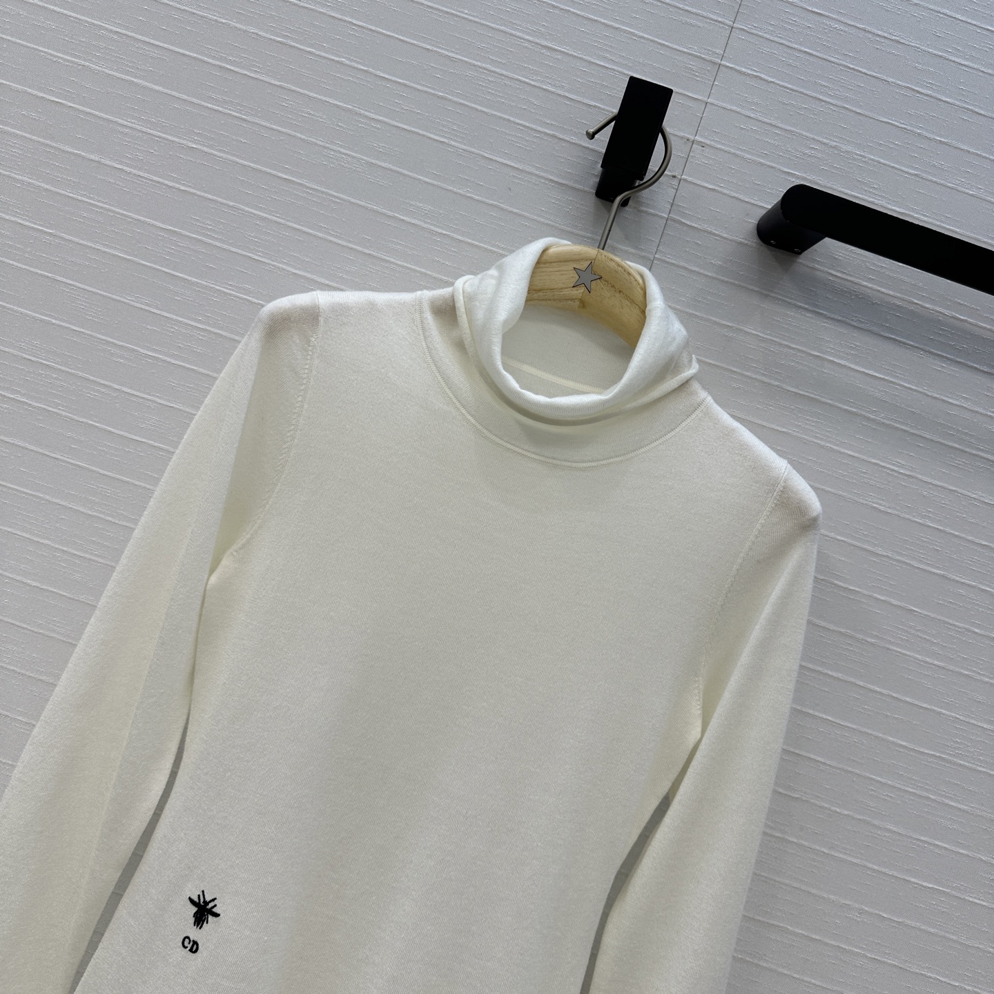 爆单推荐❤️Dio*经典回归人手必备的羊毛针织打底衫！定制CD刺绣标志低调奢华。气质高领修身版型不挑人精